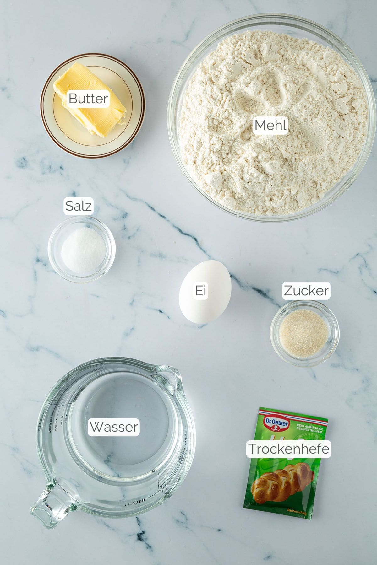 Alle Zutaten mit jeweiligen Textbeschriftungen, die f&uuml;r das Banh Mi Baguette Rezept ben&ouml;tigt werden.