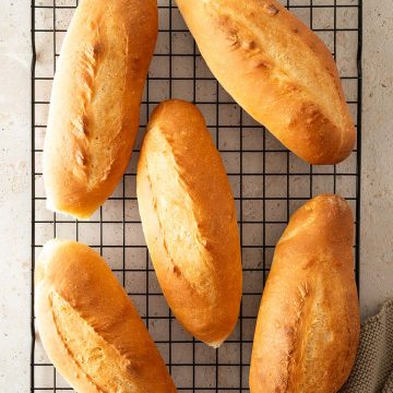 F&uuml;nf Banh Mi Baguettes auf einem Abk&uuml;hlgitter.