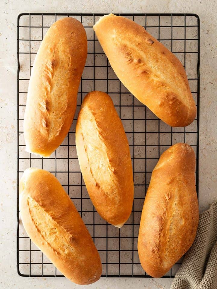 F&uuml;nf Banh Mi Baguettes auf einem Abk&uuml;hlgitter.