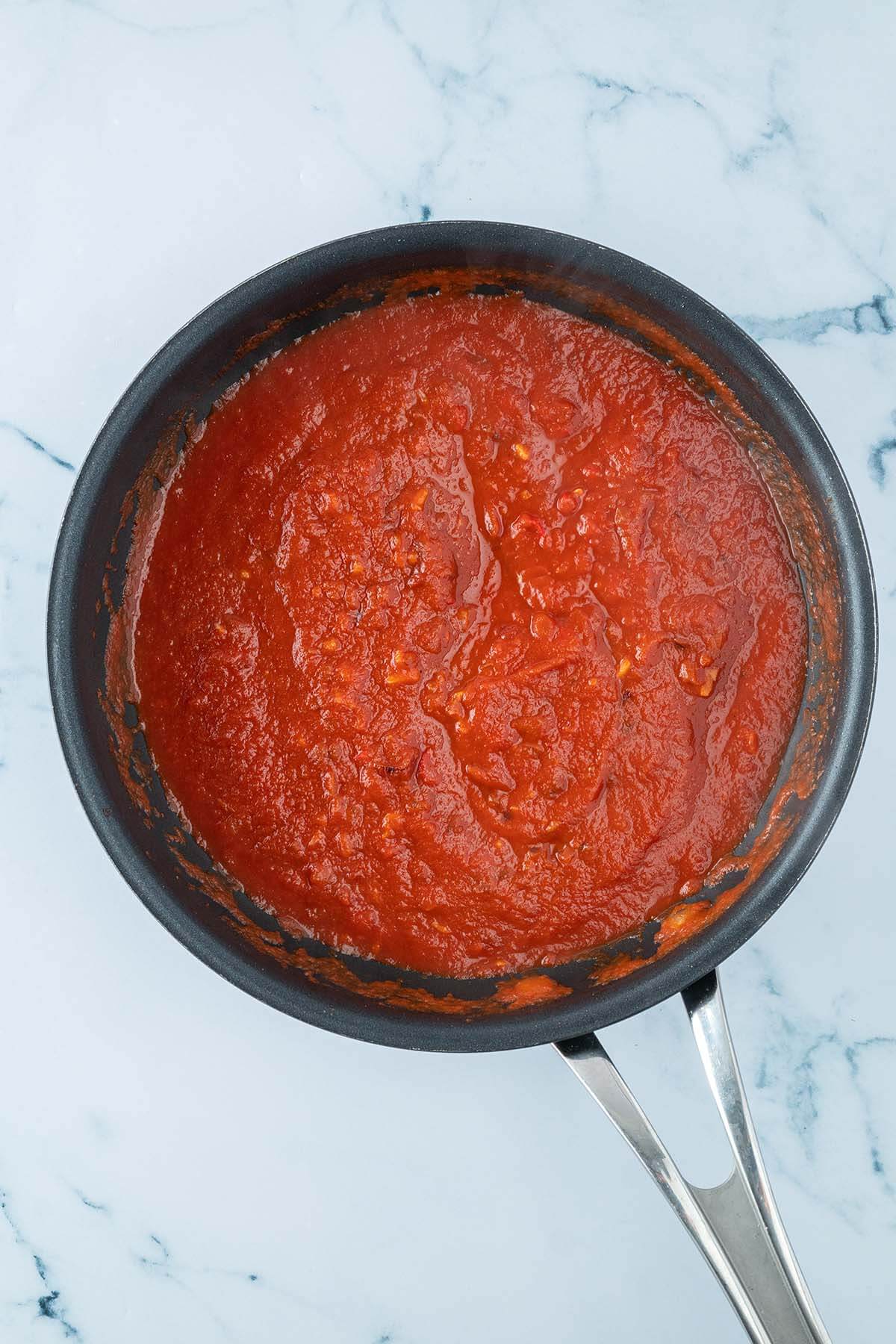 BBQ Sauce in einer Pfanne.