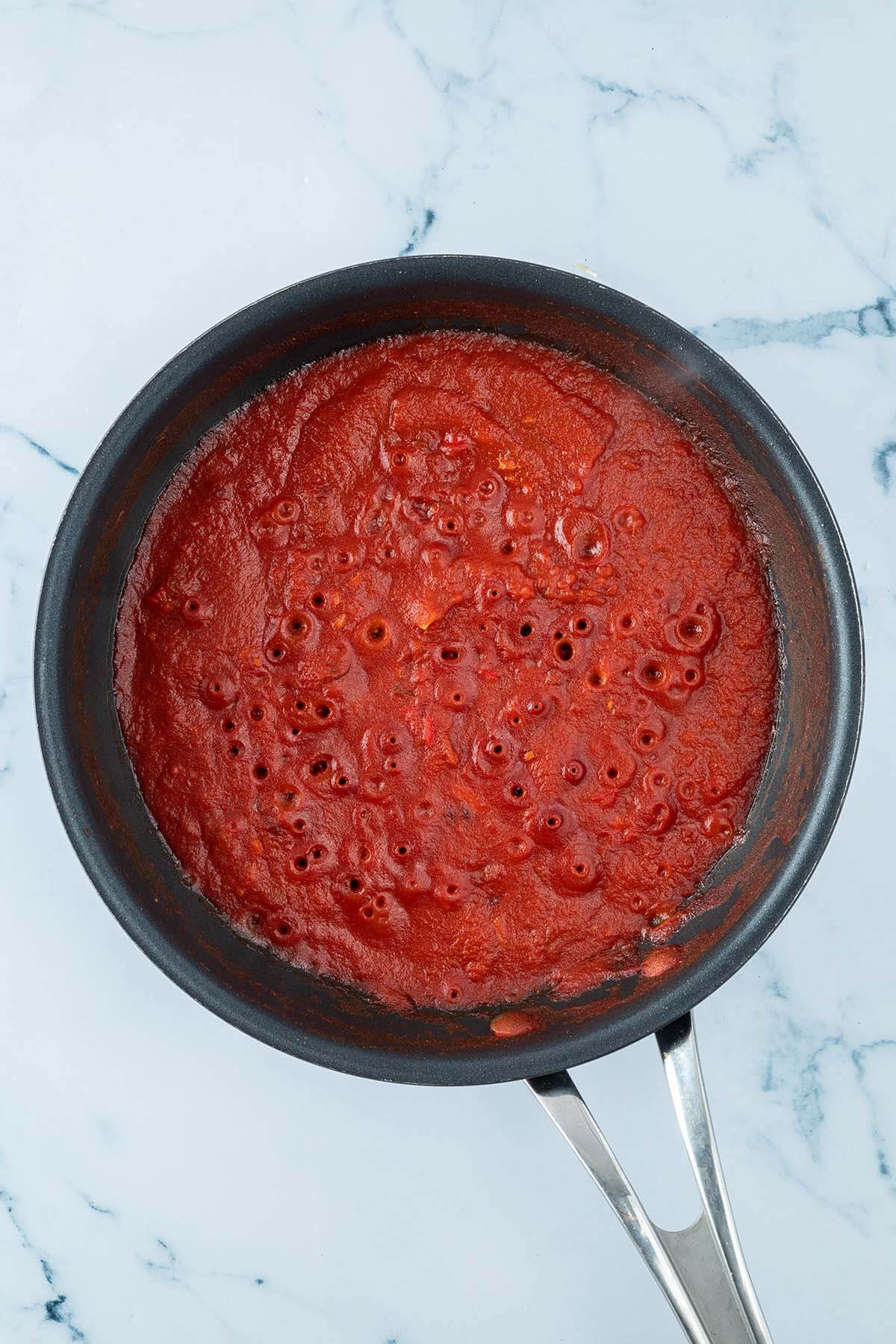 Dickfl&uuml;ssige BBQ Sauce nach dem Einkochen.
