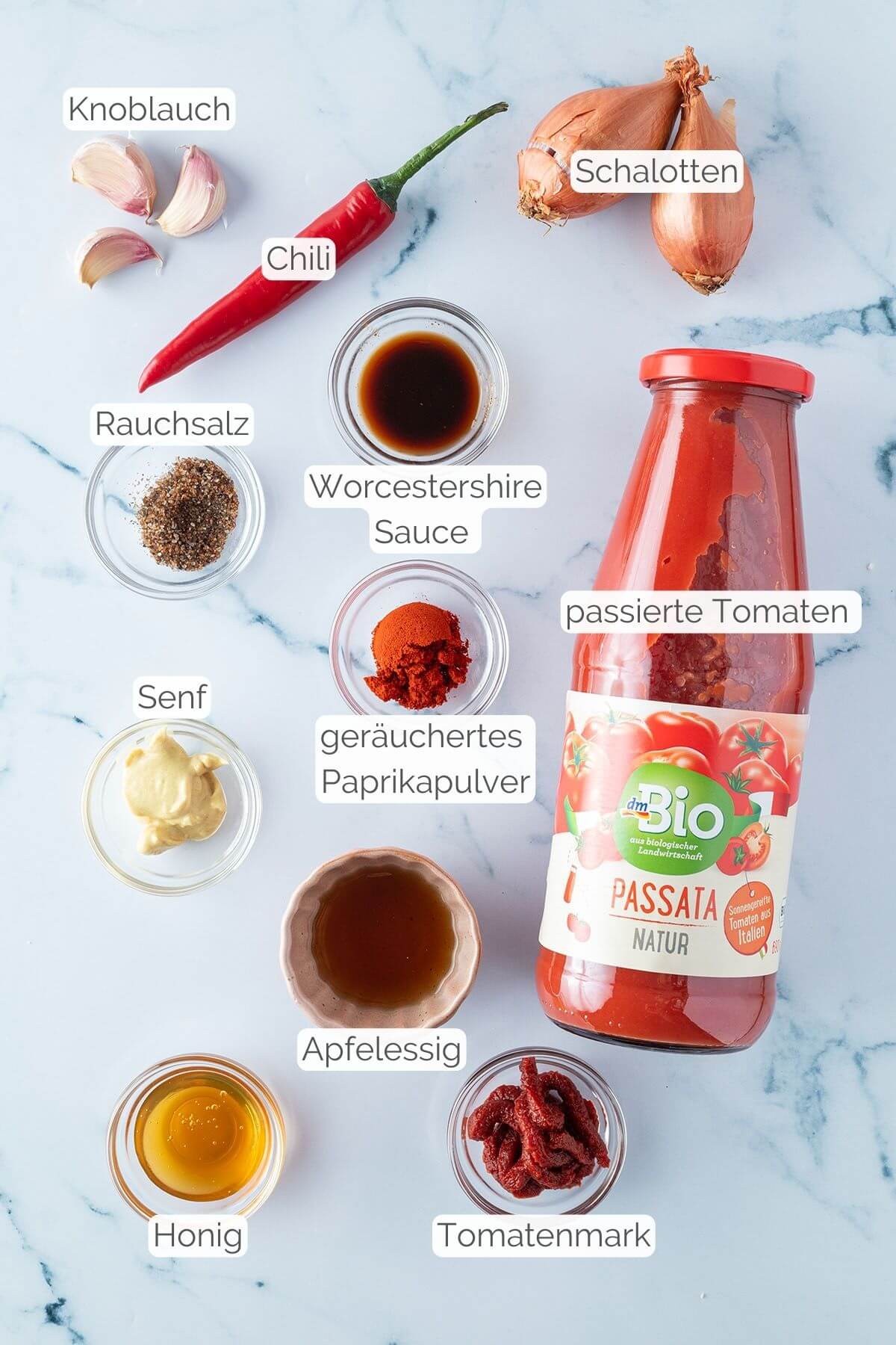 Foto aller Zutaten mit jeweiligen Textbeschriftungen, die f&uuml;r eine zuckerfreie BBQ Sauce ben&ouml;tigt werden.