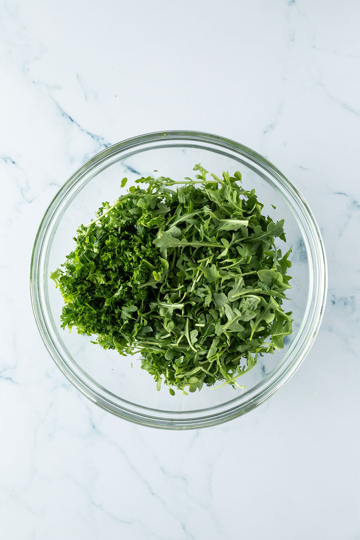 Rucola und Petersilie in einer Sch&uuml;ssel.
