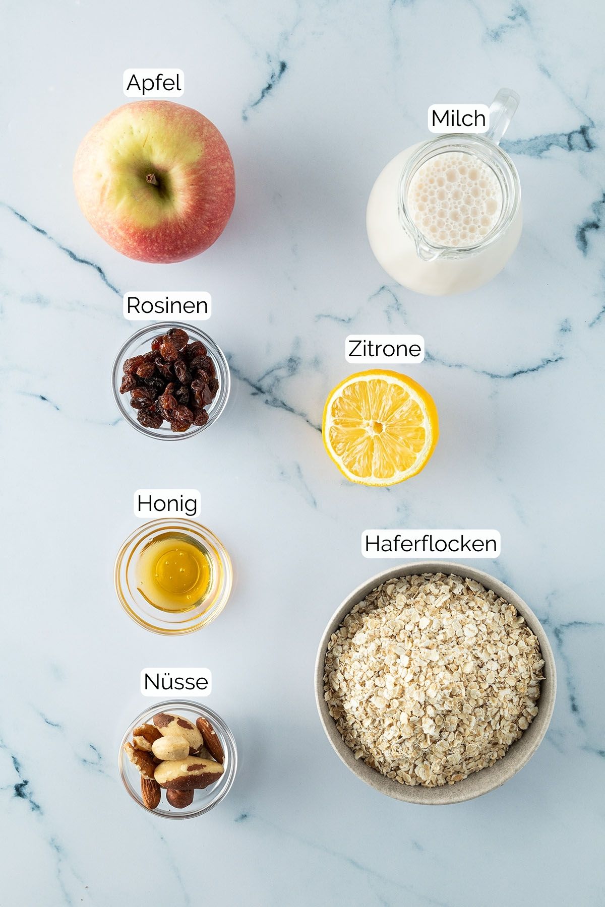 Foto aller Zutaten mit passenden Textbeschriftungen, die f&uuml;r das Bircher M&uuml;sli ben&ouml;tigt werden.