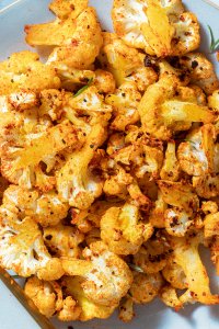 Nachaufnahme von knusprigen Blumenkohl, der im Ofen zubereitet wurde.