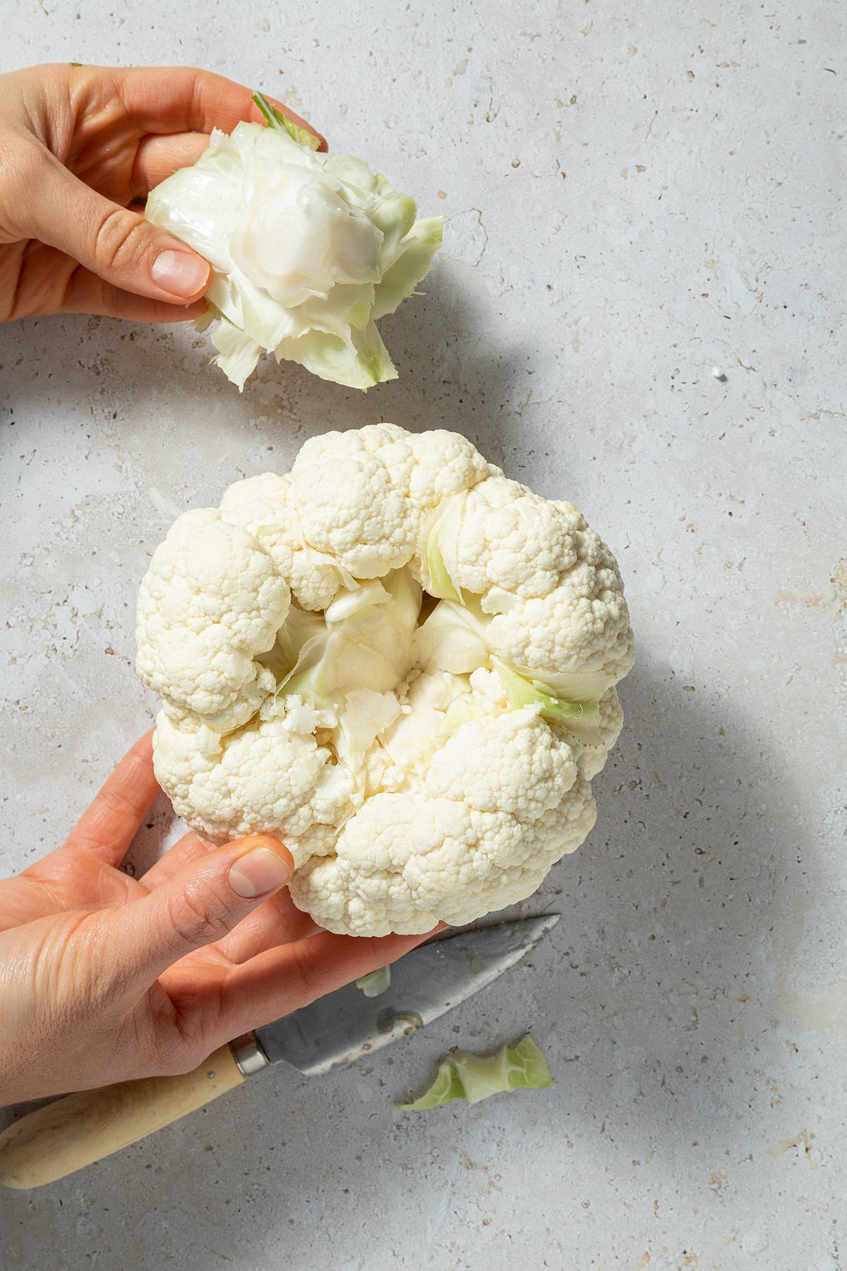 Strunkende wurde vom Blumenkohl rausgeschnitten.