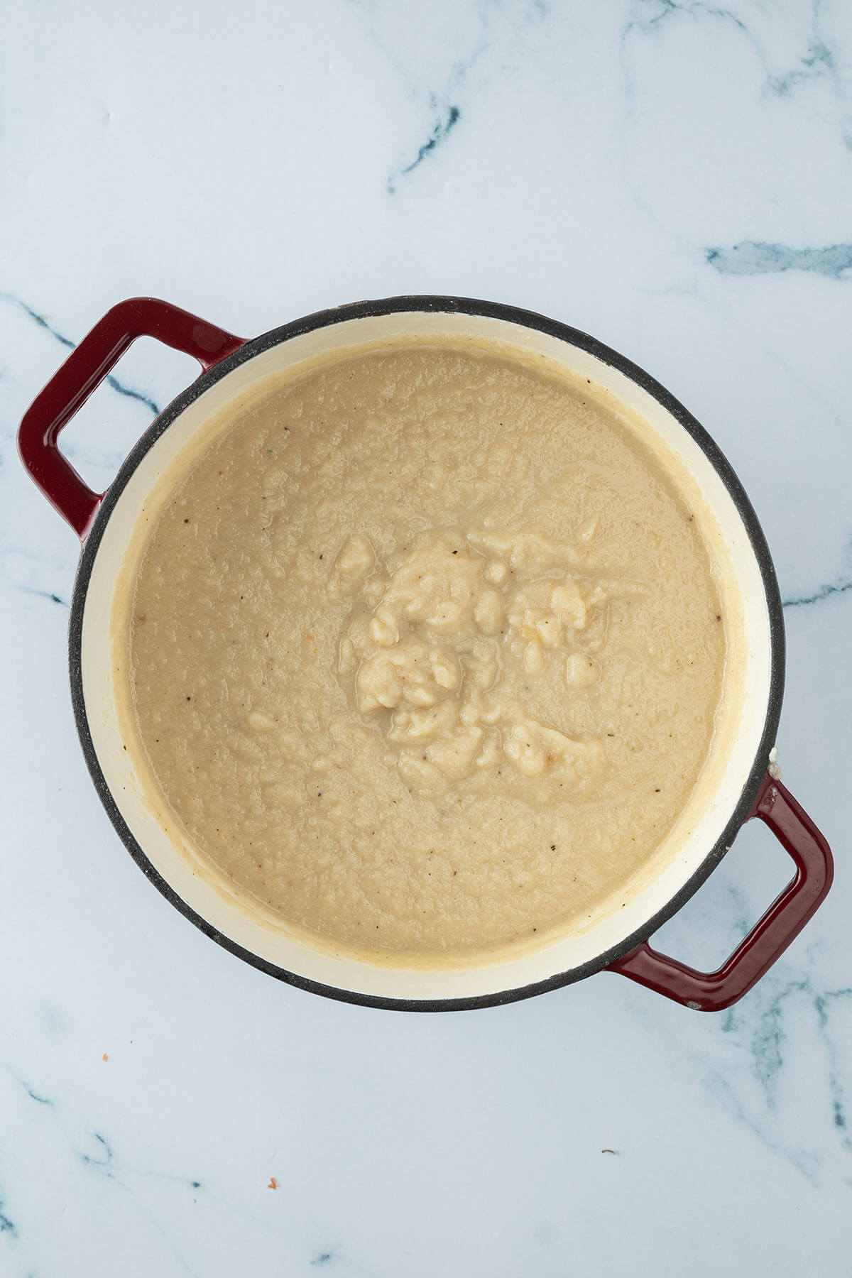 Cremig p&uuml;rierte Blumenkohlsuppe in einem Topf.