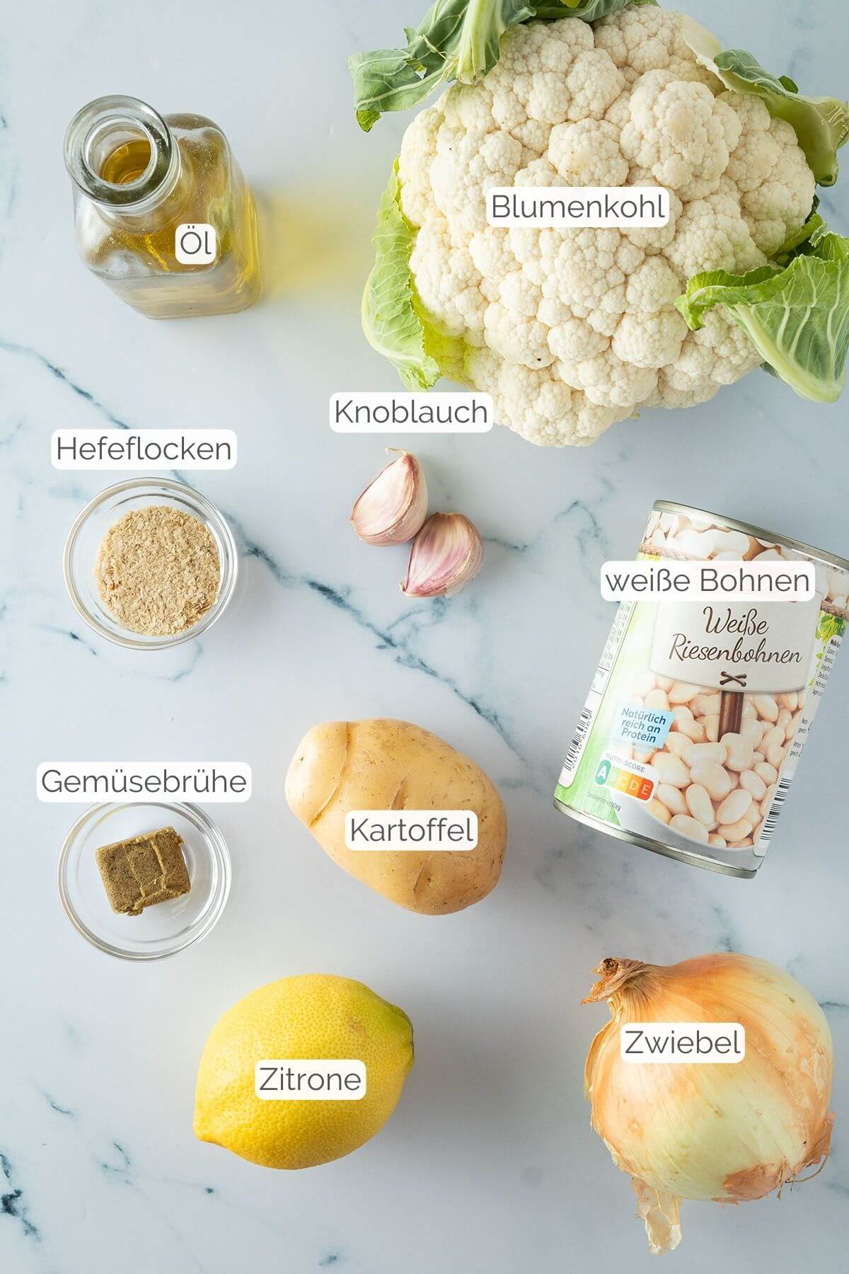 Foto aller Zutaten mit jeweiligen Textbeschriftungen, die f&uuml;r die Blumenkohlsuppe ben&ouml;tigt werden.