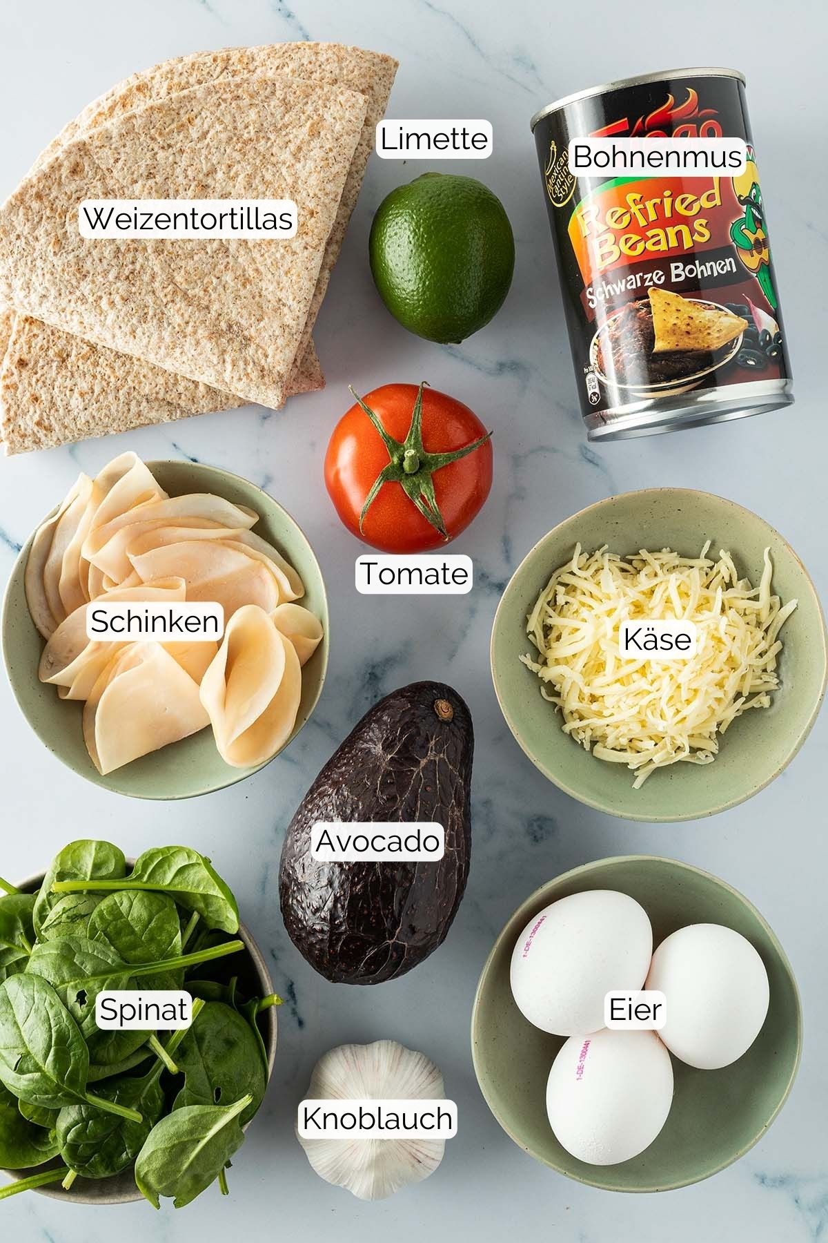 Foto aller, der f&uuml;r das Rezept ben&ouml;tigten Zutaten, inklusive passender Textbeschriftungen f&uuml;r jede einzelne, abgebildete Zutat.