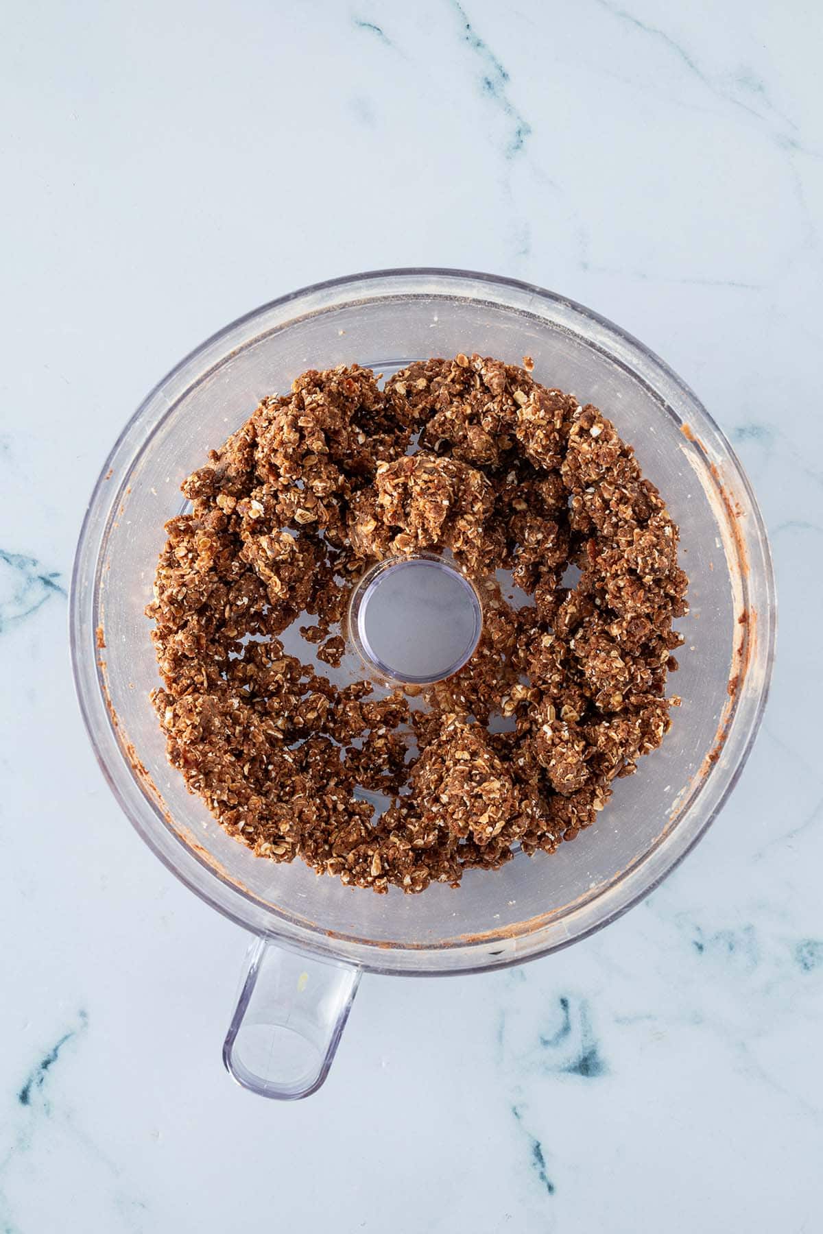 Zutaten f&uuml;r die Brownie Balls wurden im Food Processor zu einer leicht st&uuml;ckigen, leicht klebrigen Masse zerkleinert.