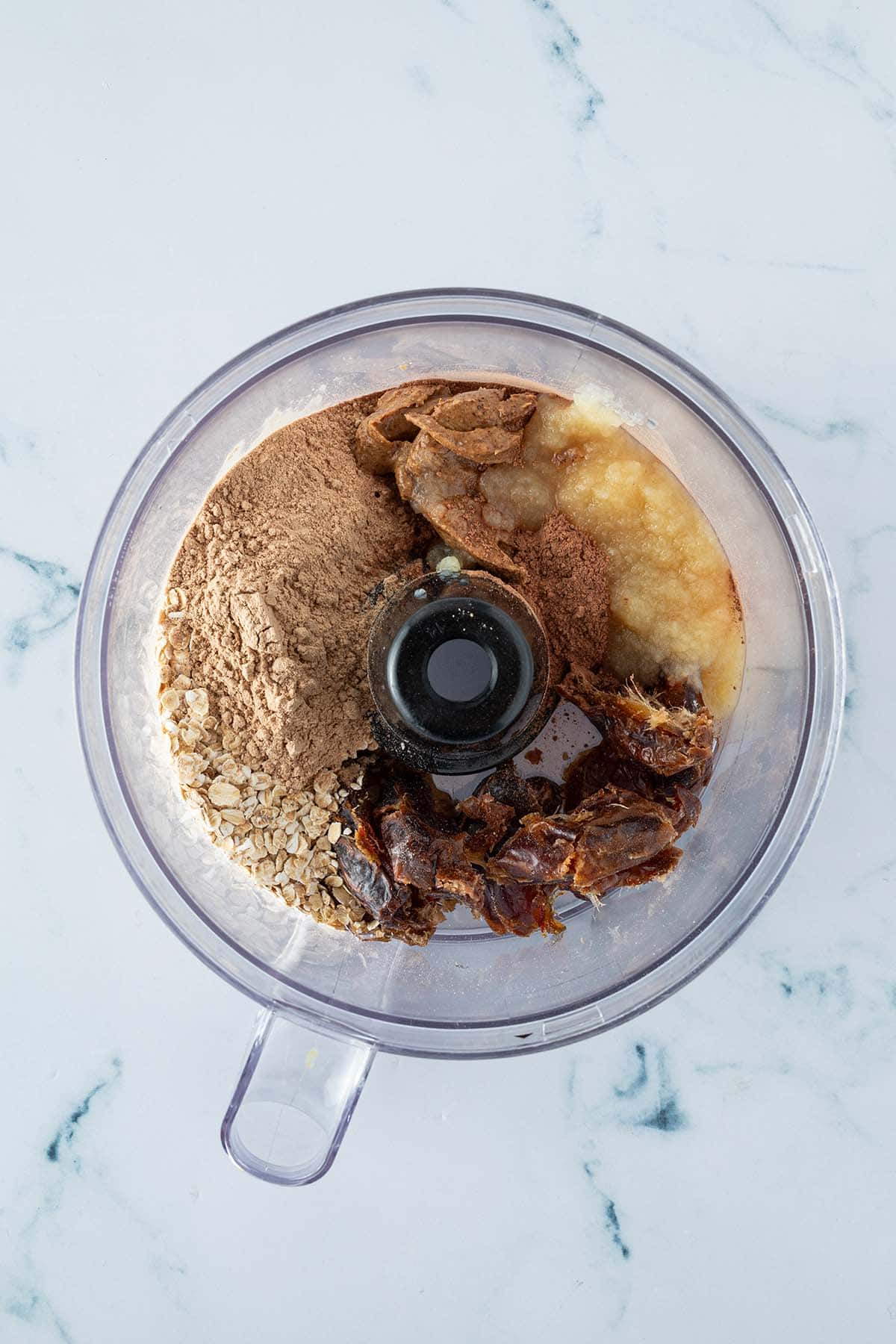 Alle Zutaten f&uuml;r die Brownie Balls in einem Food Processor.
