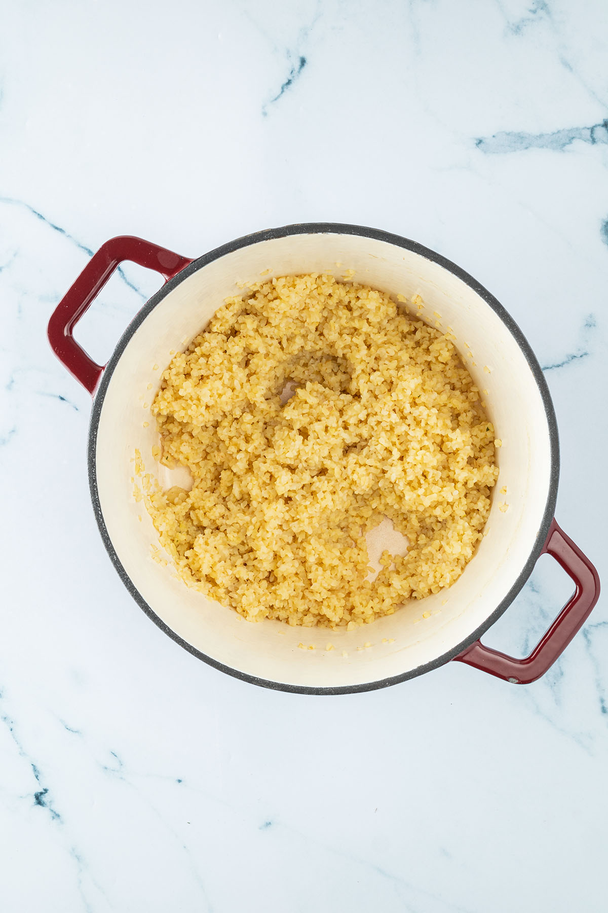 Gekochter Bulgur in einem Topf.