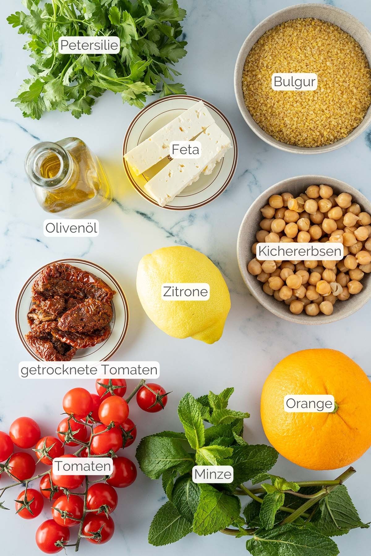 Foto aller Zutaten mit jeweiligen Textbeschriftungen, die f&uuml;r den Bulgur Salat mit Feta ben&ouml;tigt werden.