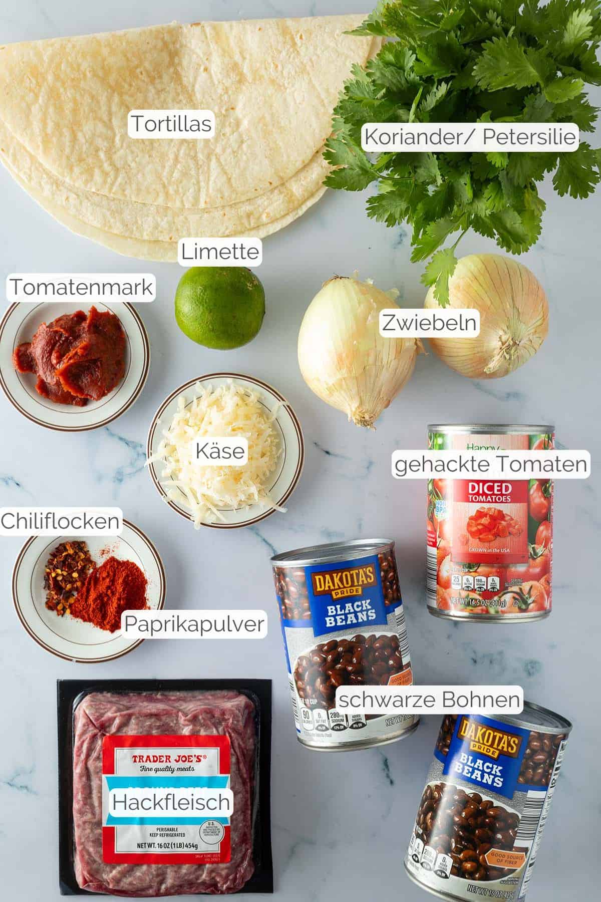 Alle Zutaten mit jeweiligen Textbeschriftungen, die f&uuml;r den Hackfleisch Burrito ben&ouml;tigt werden.