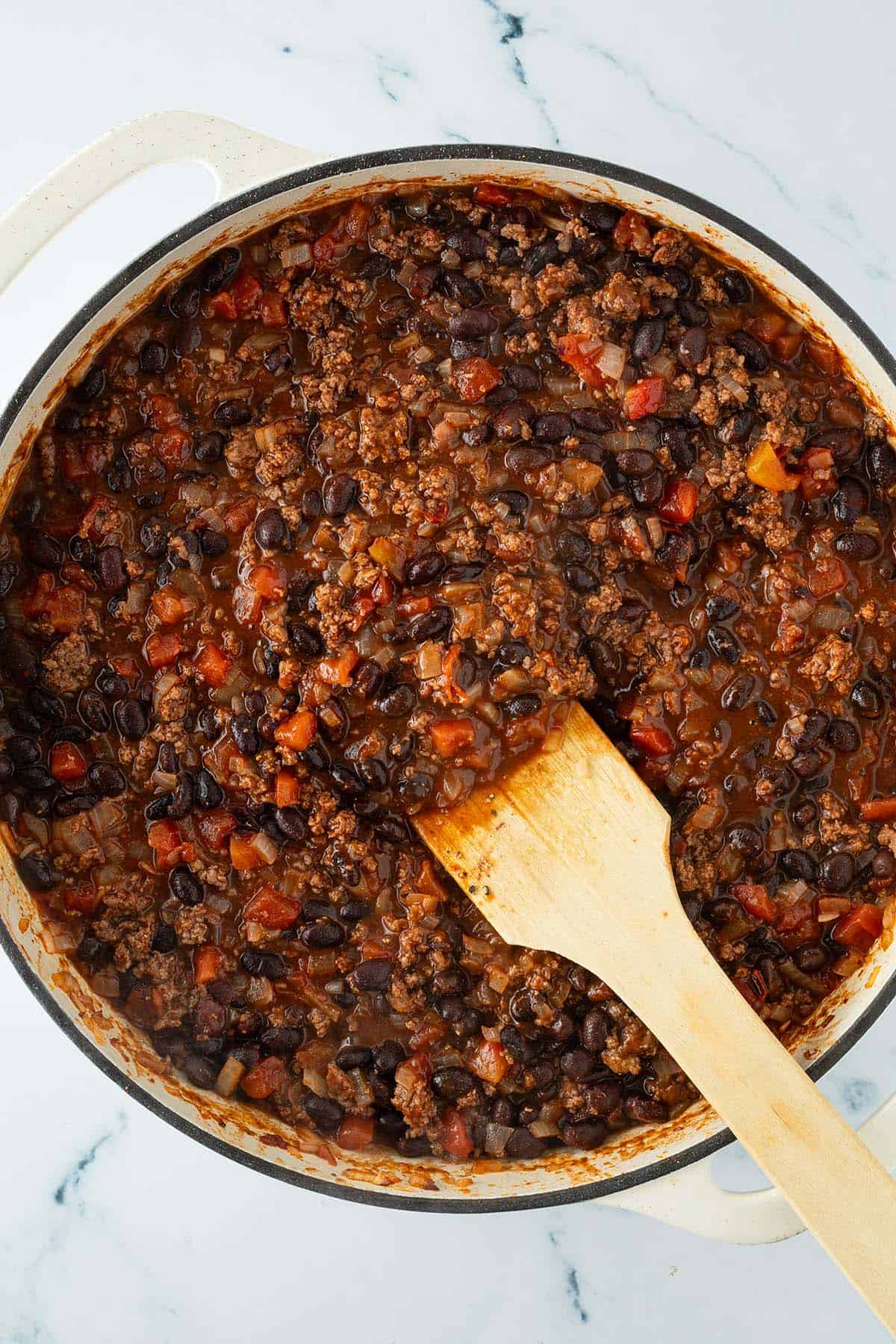 Fertige Hackfleisch-Bohnen-Pfanne f&uuml;r die Burrito F&uuml;llung in einer gro&szlig;en Pfanne.