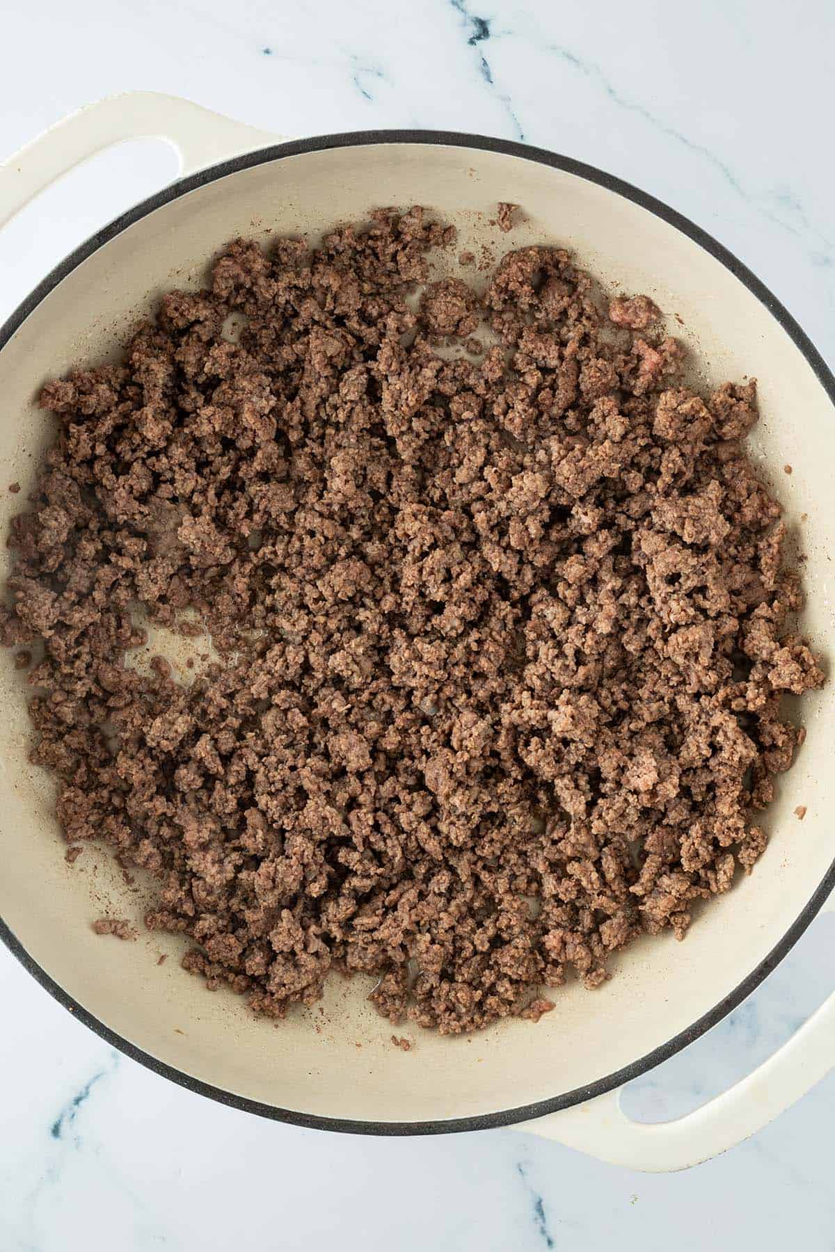 Kr&uuml;melig gebratenes Hackfleisch in einer gro&szlig;en Pfanne.