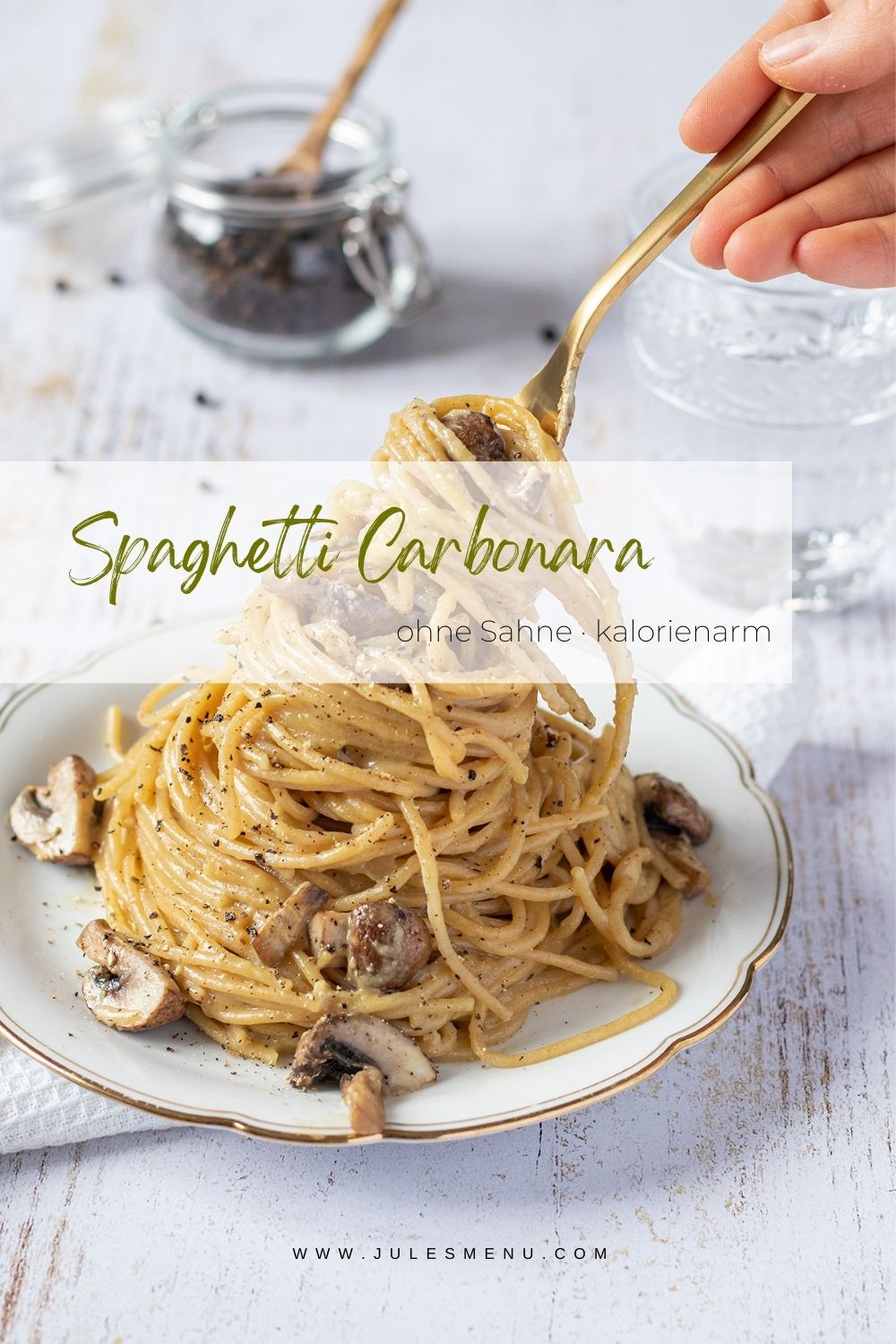 Eine aufget&uuml;rmte Portion Spaghetti Carbonara auf einem Teller, dar&uuml;ber ein Schriftzug mit "Spaghetti Carbonara ohne Sahne kalorienarm".