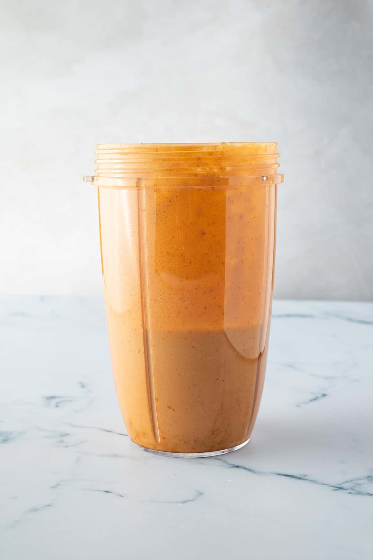 P&uuml;riertest Dressing in einem Mixbecher.