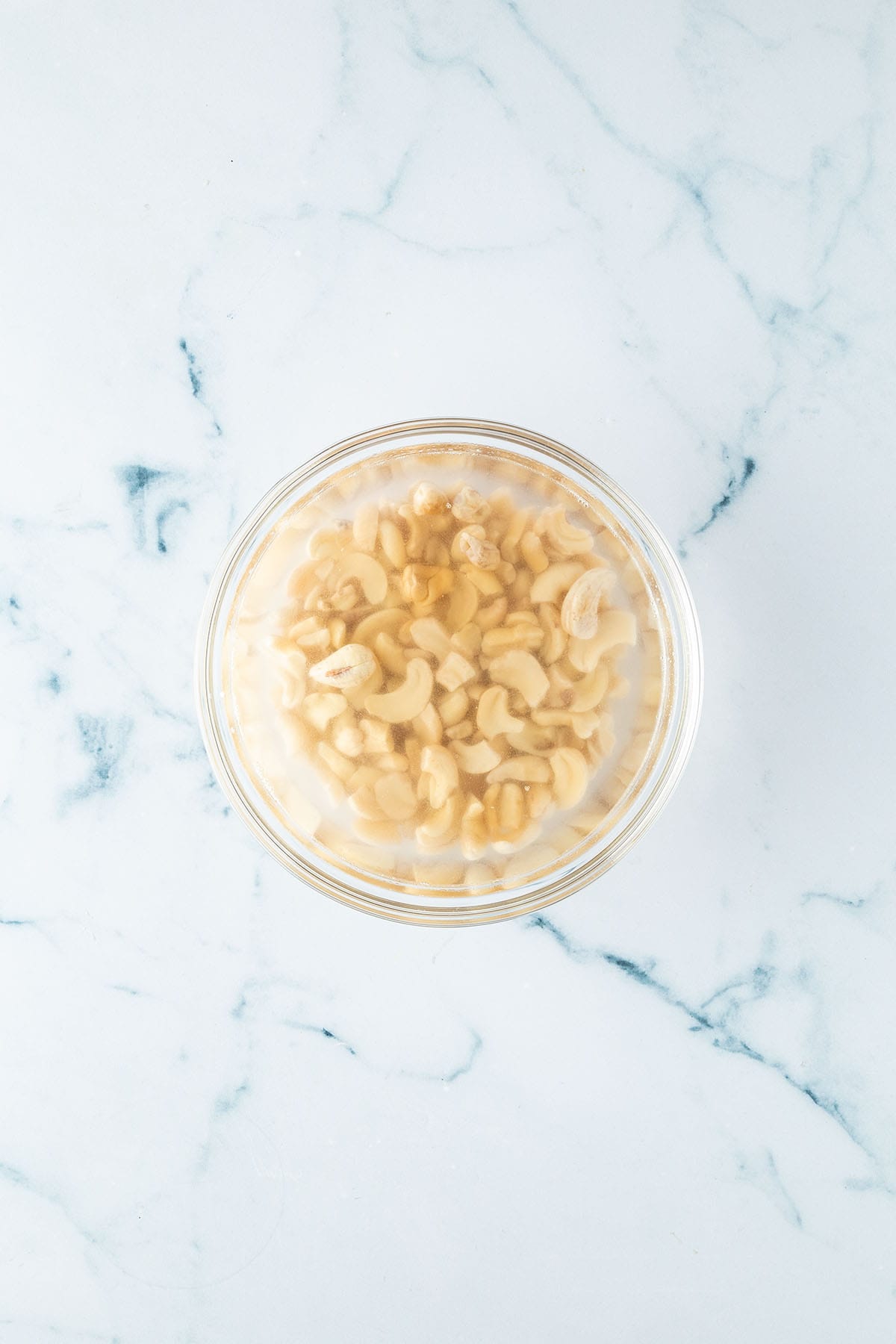 Cashewkerne werden in Wasser eingeweicht.