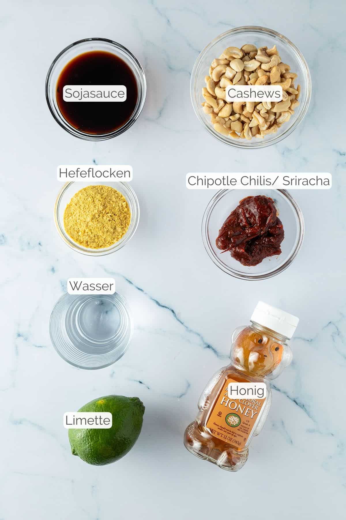 Alle Zutaten mit Textbeschriftungen, die f&uuml;r das Cashew-Dressing ben&ouml;tigt werden.