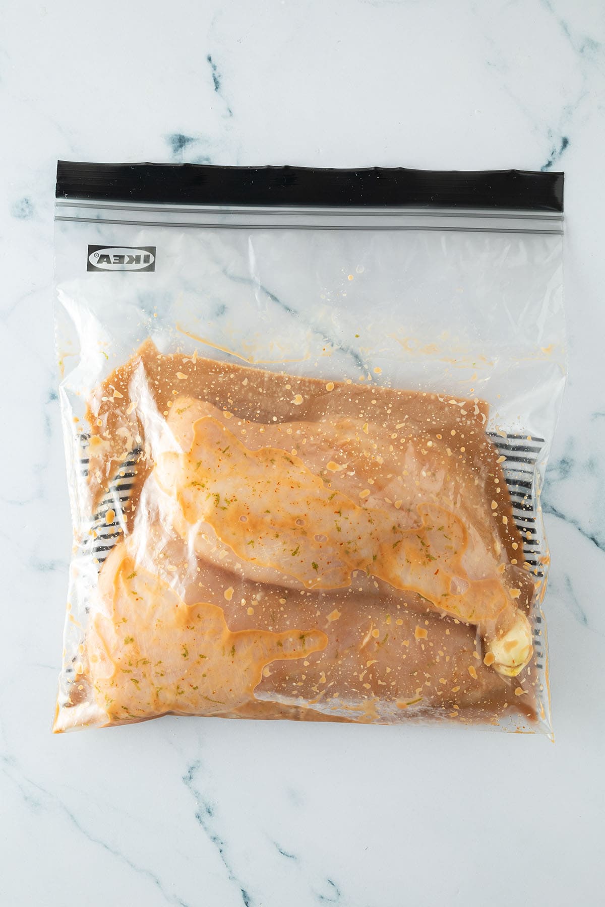 Marinierte H&auml;hnchenbrustfilets in wiederverschlie&szlig;barem Beutel mit Limetten-Marinade.