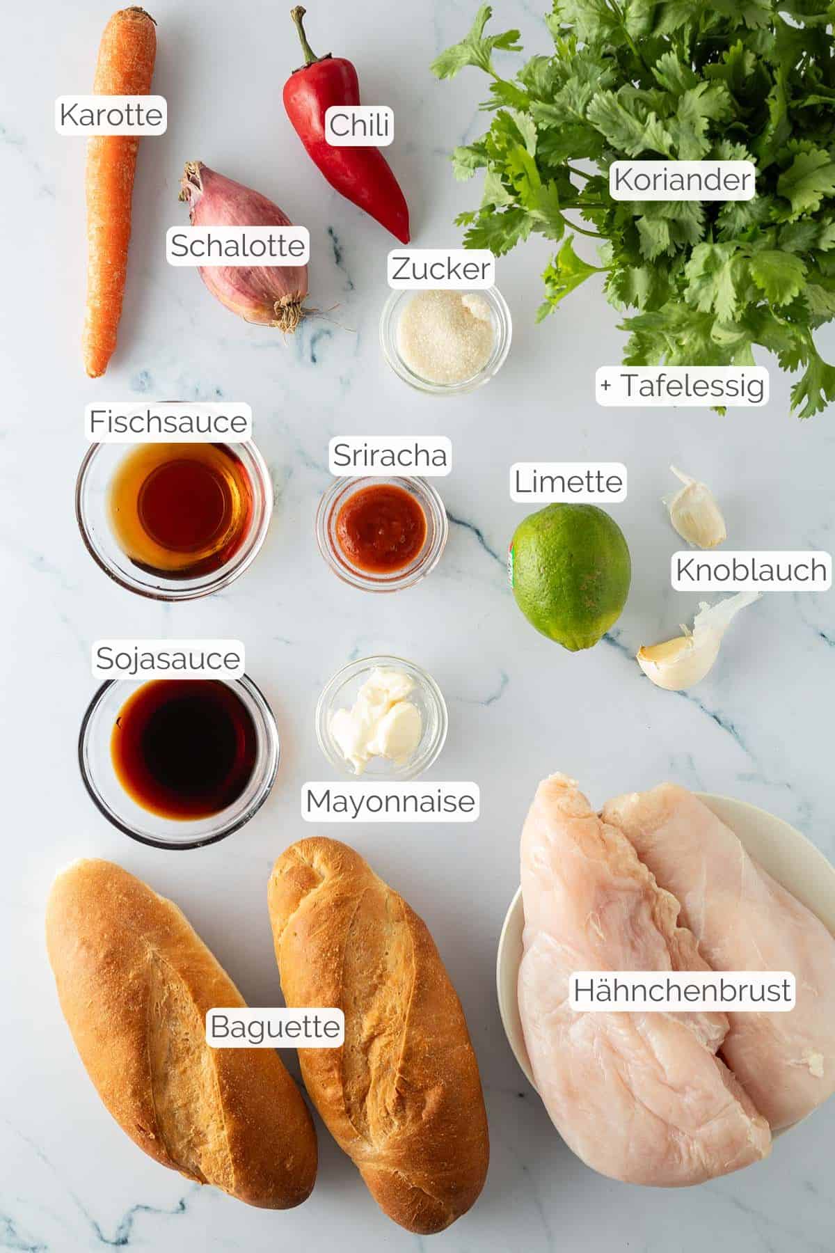 Alle Zutaten mit jeweiligen Textbeschriftungen, die f&uuml;r das Chicken Banh Mi Rezept ben&ouml;tigt werden.