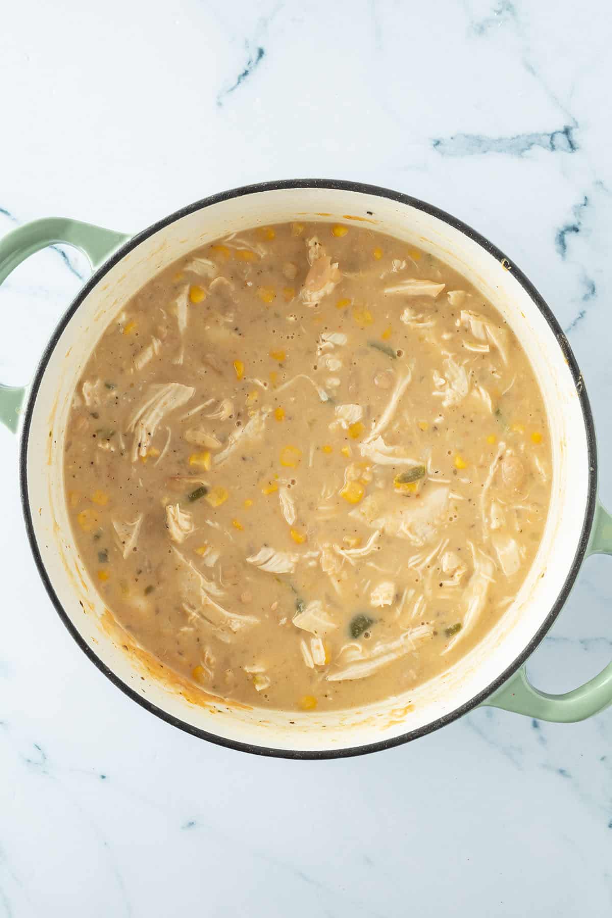 Fertiges, cremiges Chicken Chili in einem gro&szlig;en Topf.