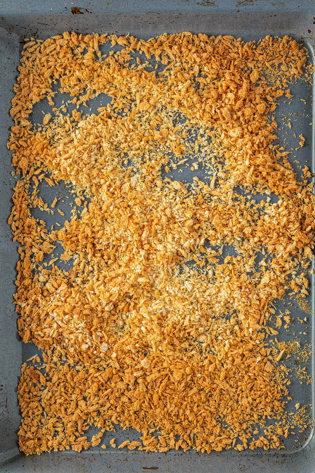 Ger&ouml;stete Semmelbr&ouml;sel auf einem Blech.