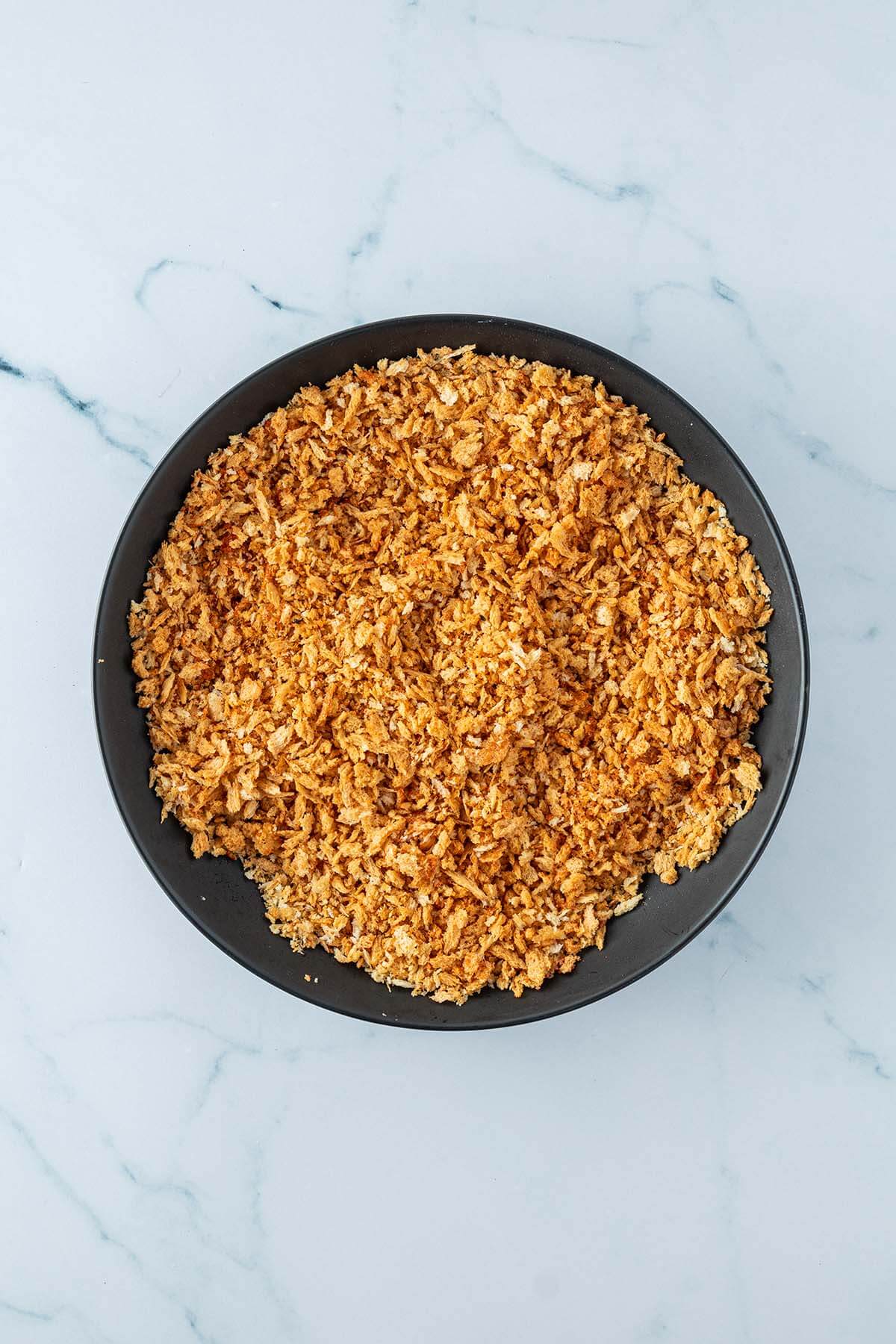 Ger&ouml;stete und gew&uuml;rzte Panko-Semmelbr&ouml;sel in einer Sch&uuml;ssel.