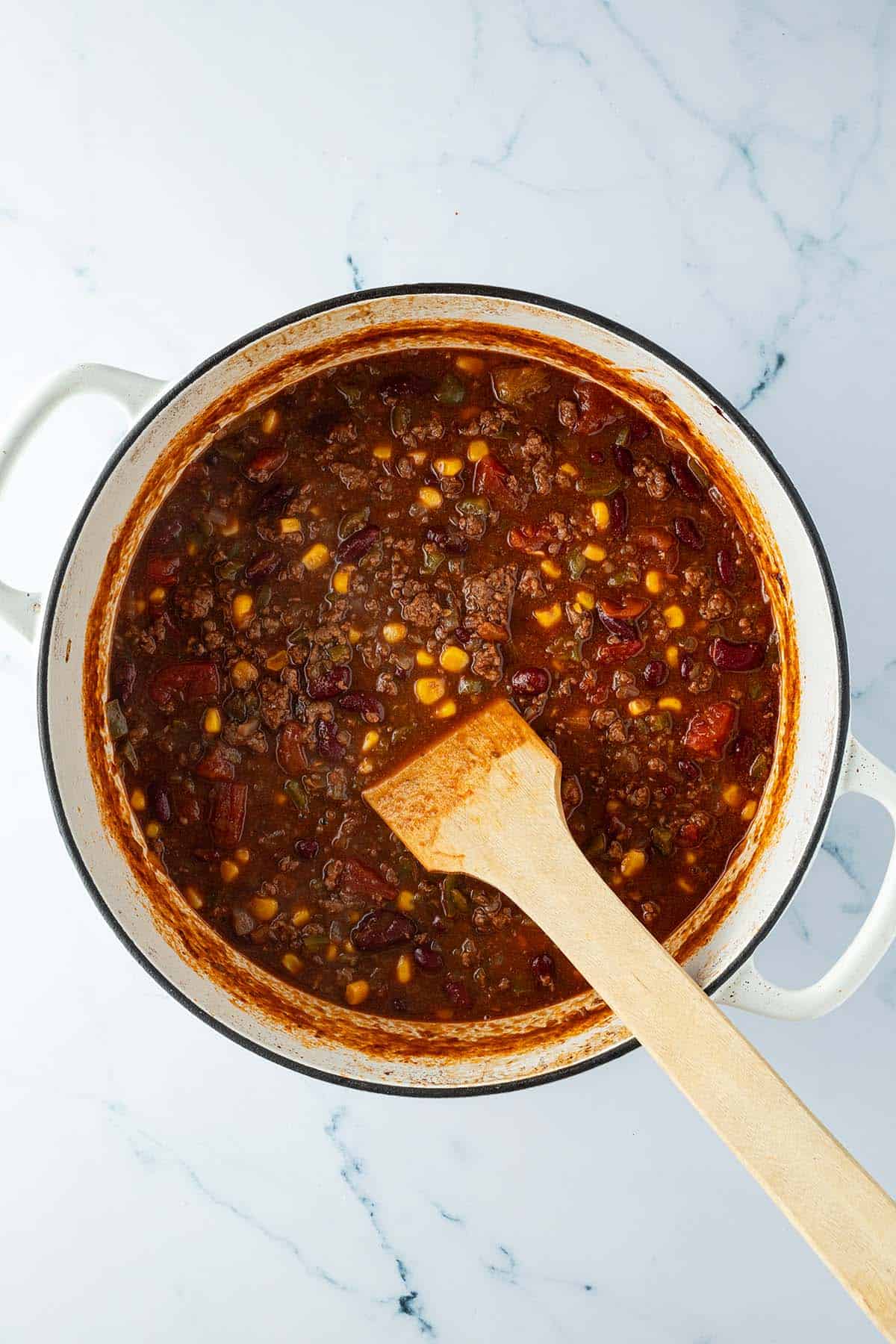 Fertiges Chili con Carne im Topf.