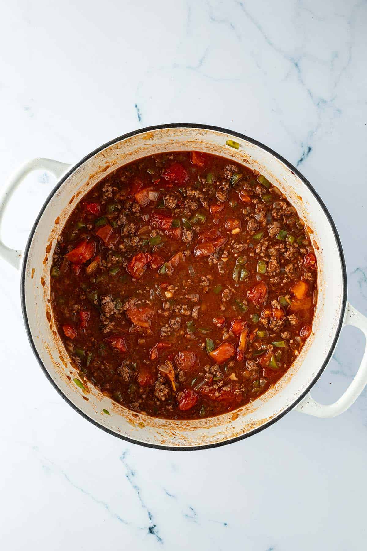 Chili con Carne in einem Topf vorm Kochen.
