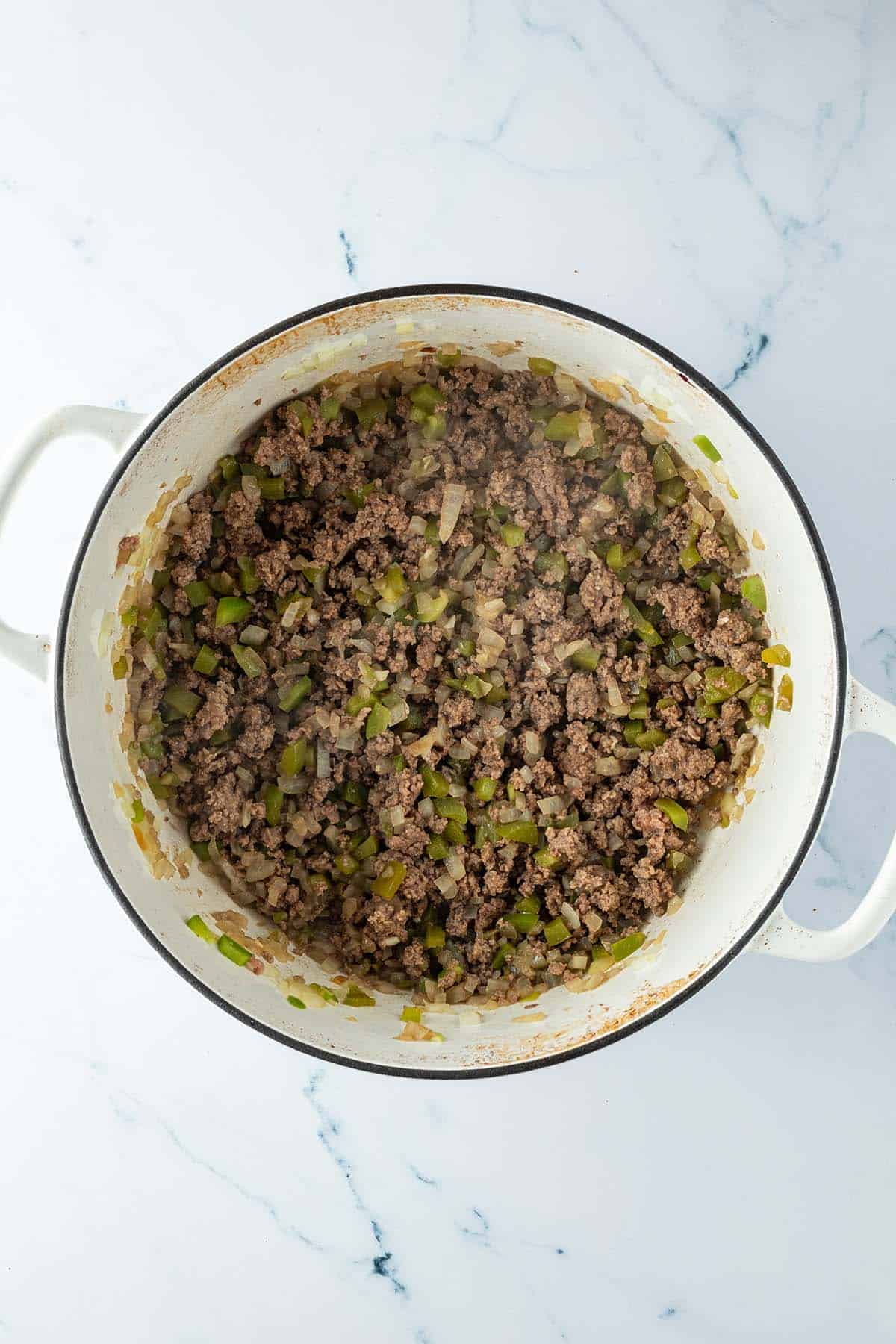 Kr&uuml;melig angebratenes Hackfleisch im Topf mit Paprika und Zwiebeln.