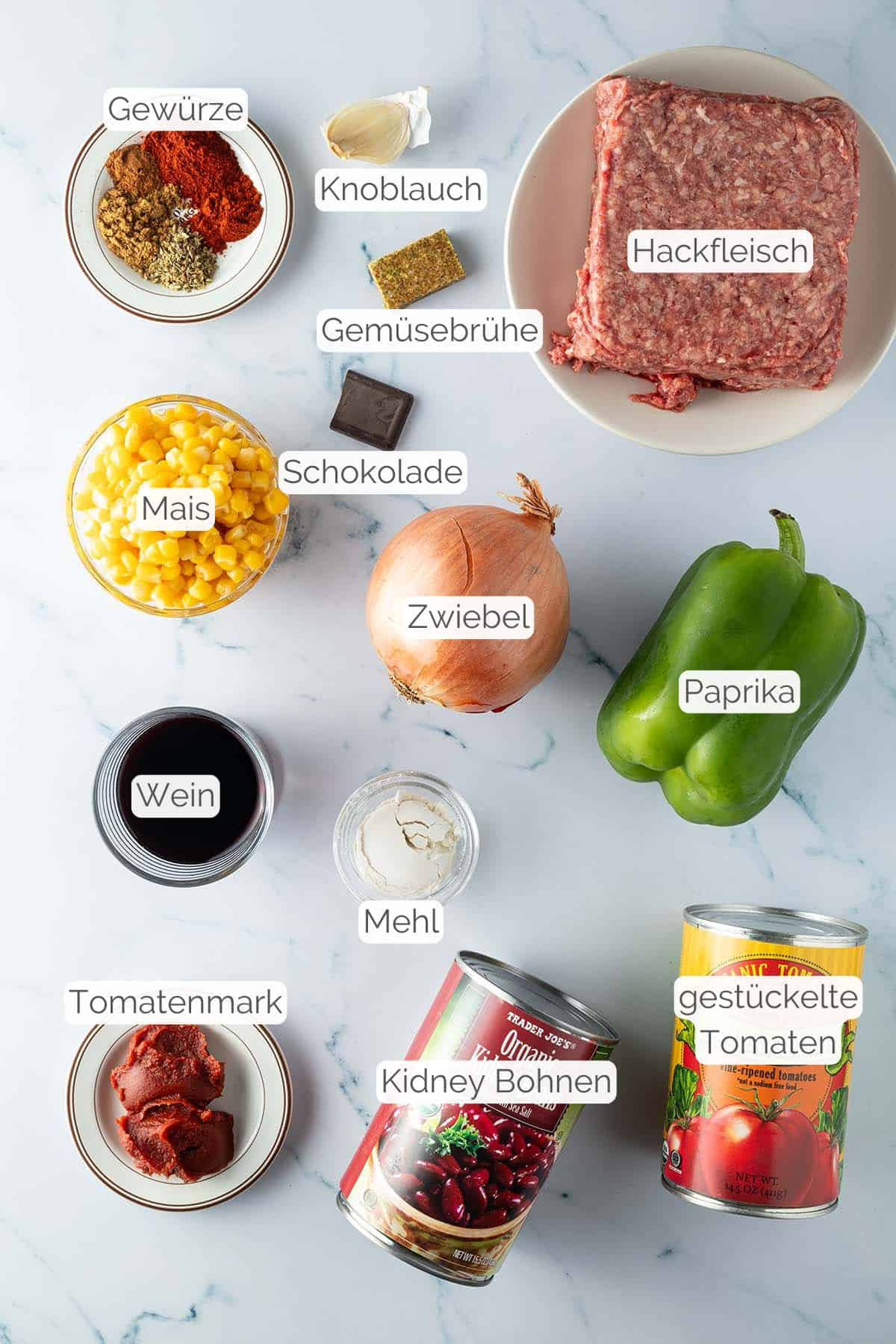 Alle Zutaten mit Textbeschriftungen, die f&uuml;r das Chili con Carne mit Schokolade ben&ouml;tigt werden.