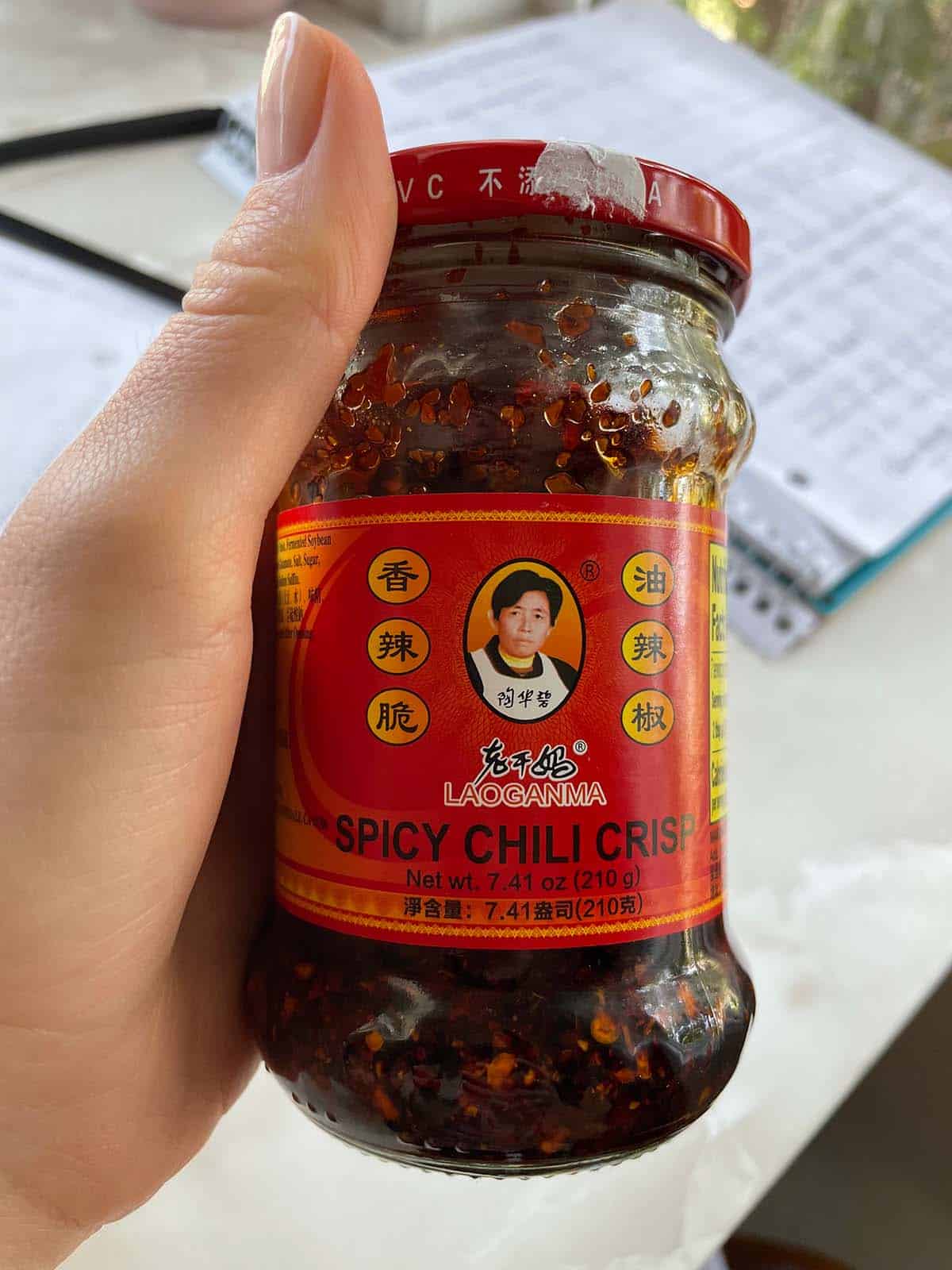 Ein Glas Spicy Chili Crisp von der Marke Laoganma.