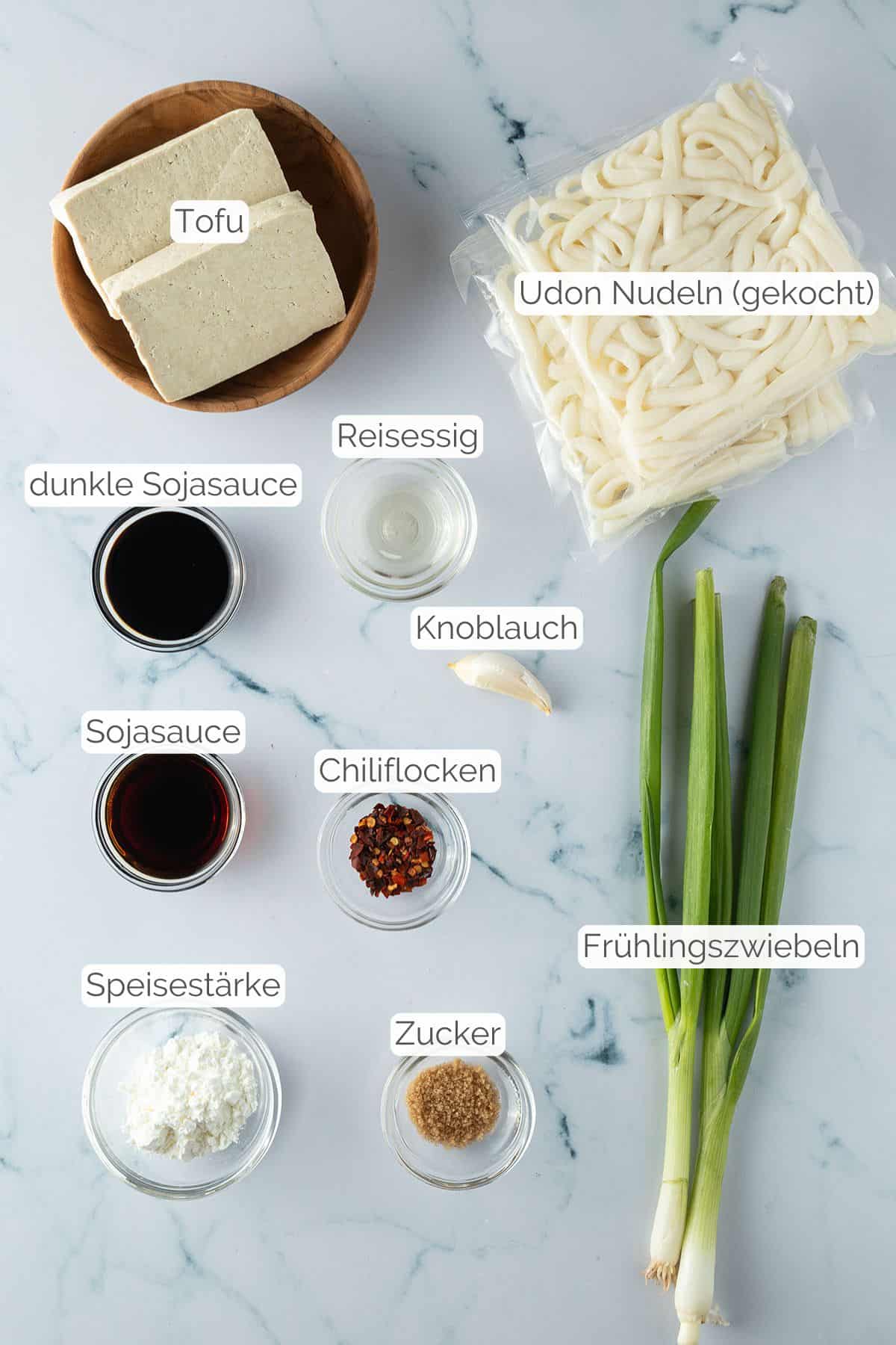 Alle Zutaten mit Textbeschriftungen, die f&uuml;r die Chili Udon Nudeln mit Tofu ben&ouml;tigt werden.