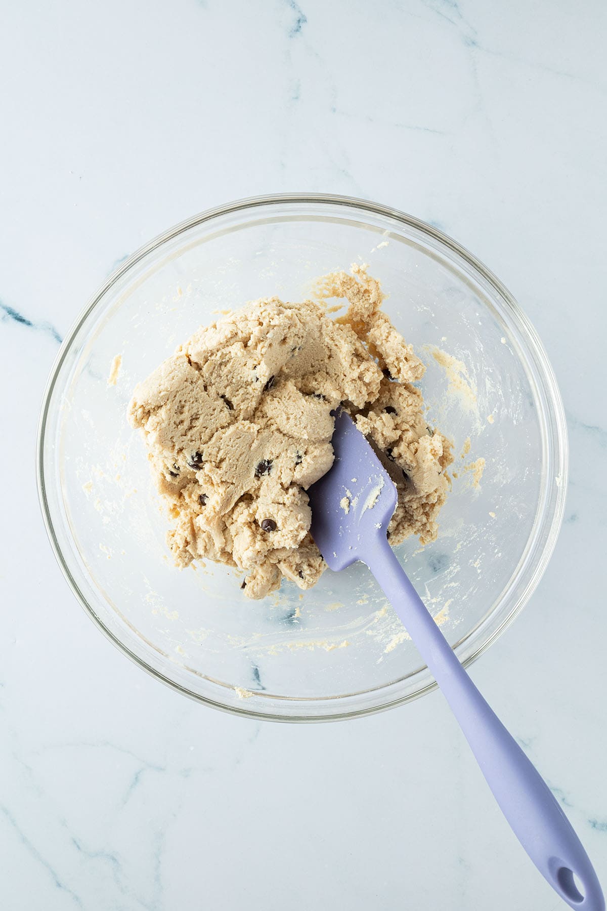 Fertiger Cottage Cheese Cookie Dough in einer Sch&uuml;ssel mit einem Teigschaber.
