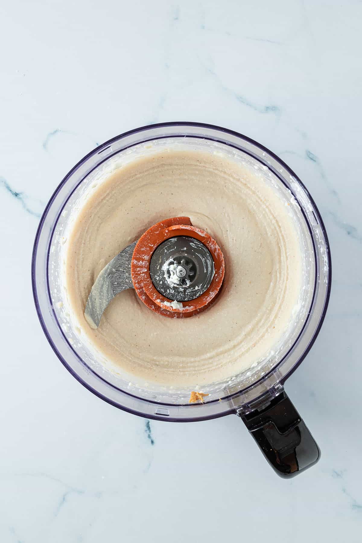 Glatt p&uuml;rierter H&uuml;ttenk&auml;se in einem Mixer.