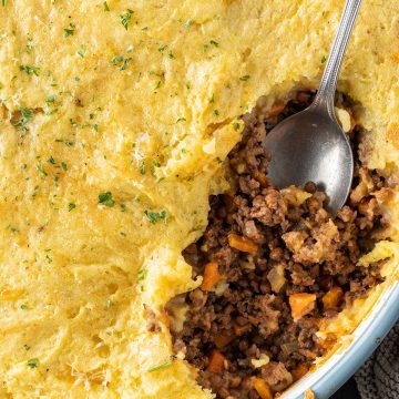 Eine Portion des Cottage Pies wird mit einem L&ouml;ffel rausgenommen.