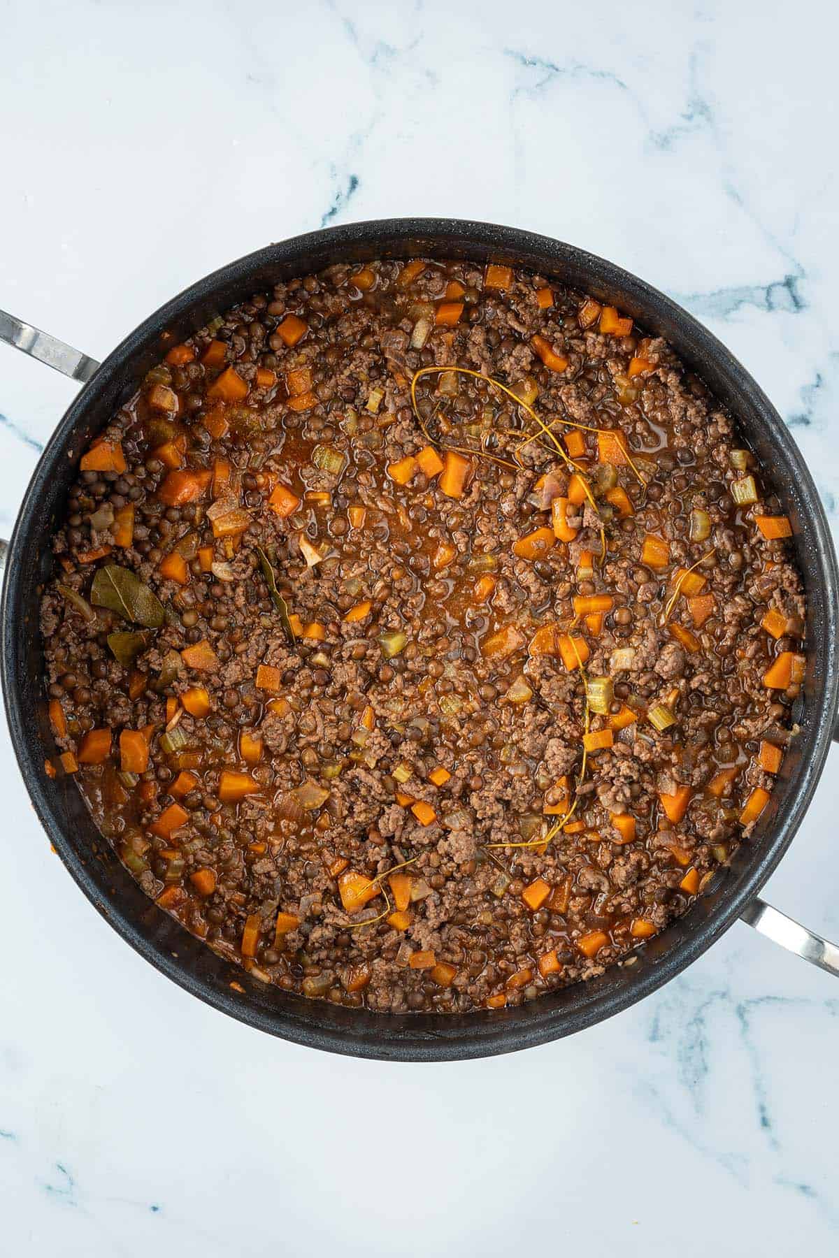 Eingekochte Rinderhackfleisch Pfanne mit Gem&uuml;se.