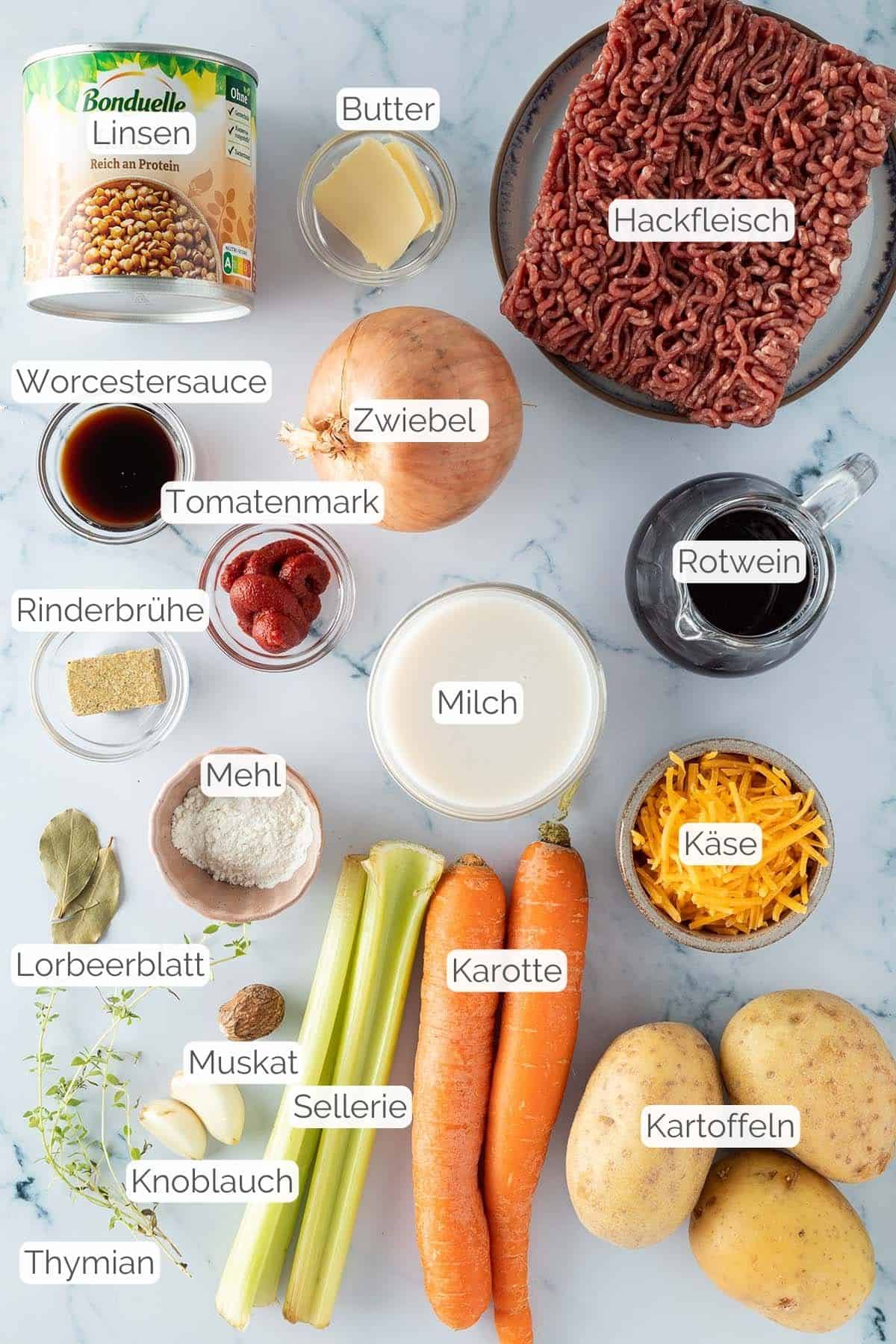 Alle Zutaten mit jeweiligen Textbeschriftungen, die f&uuml;r Cottage Pie ben&ouml;tigt werden.