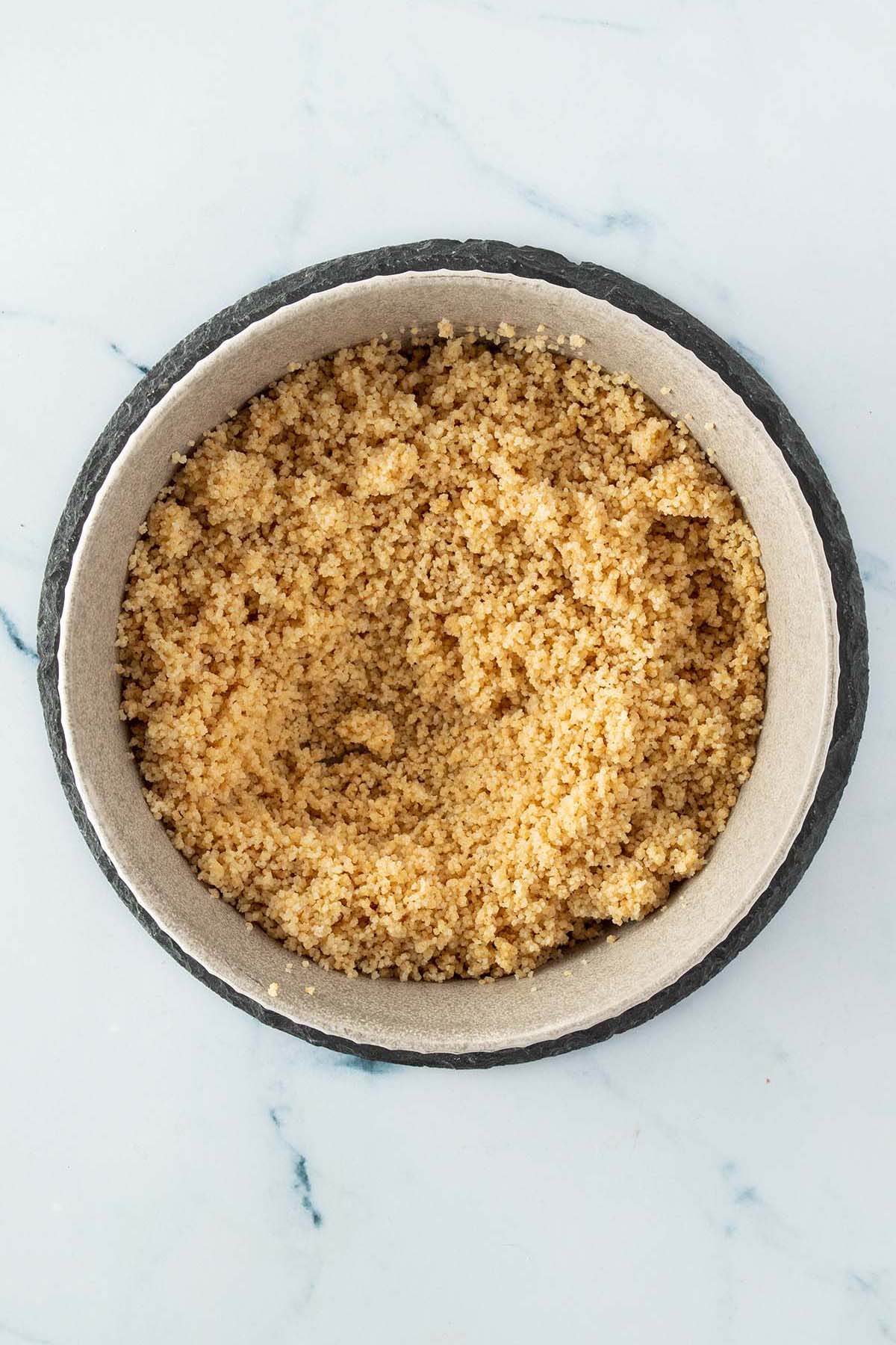 Couscous nach dem Quellen in einer Sch&uuml;ssel. 