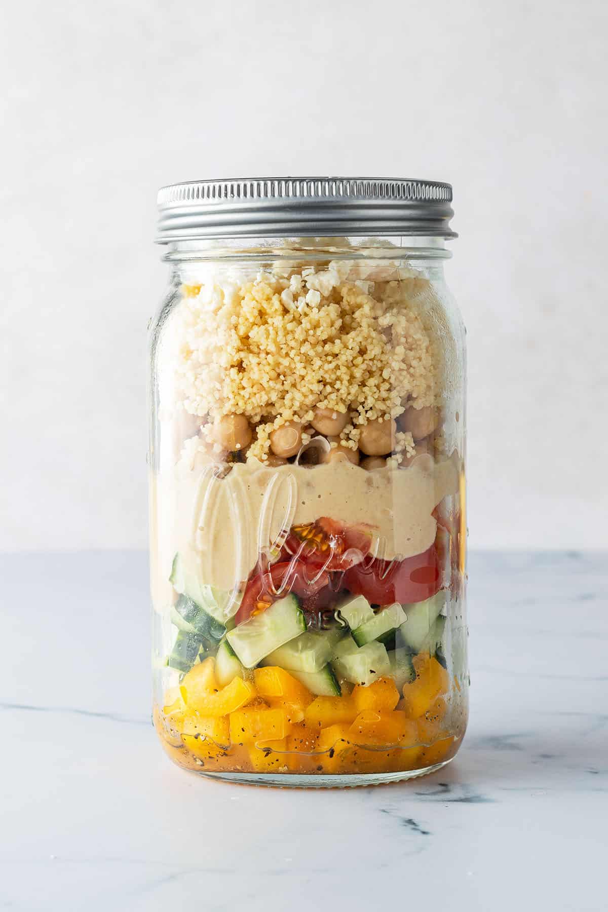 Fertiger Couscous Salat in einem verschlossenem Glas.