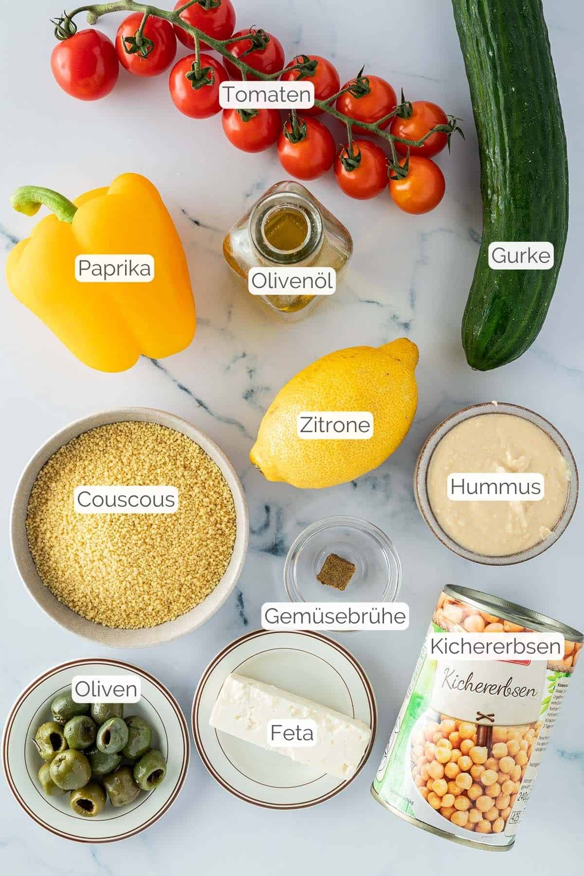 Foto aller Zutaten mit jeweiligen Textbeschriftungen, die f&uuml;r Couscous Salat im Glas ben&ouml;tigt werden.