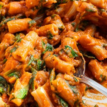 Nudeln in einer cremigen, dickfl&uuml;ssigen Tomatensauce mit Spinat.