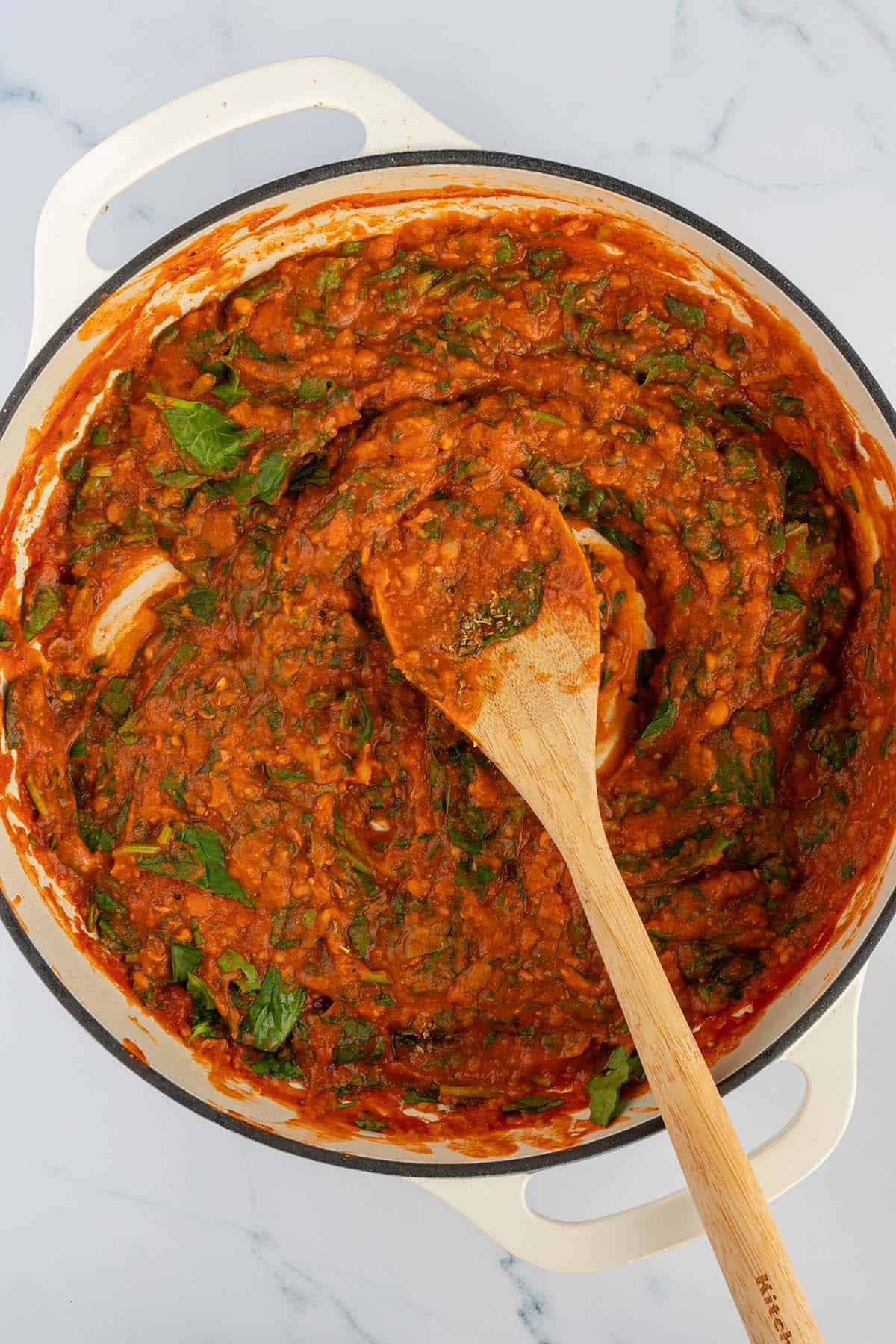 Fertige Tomatensauce mit Spinat.