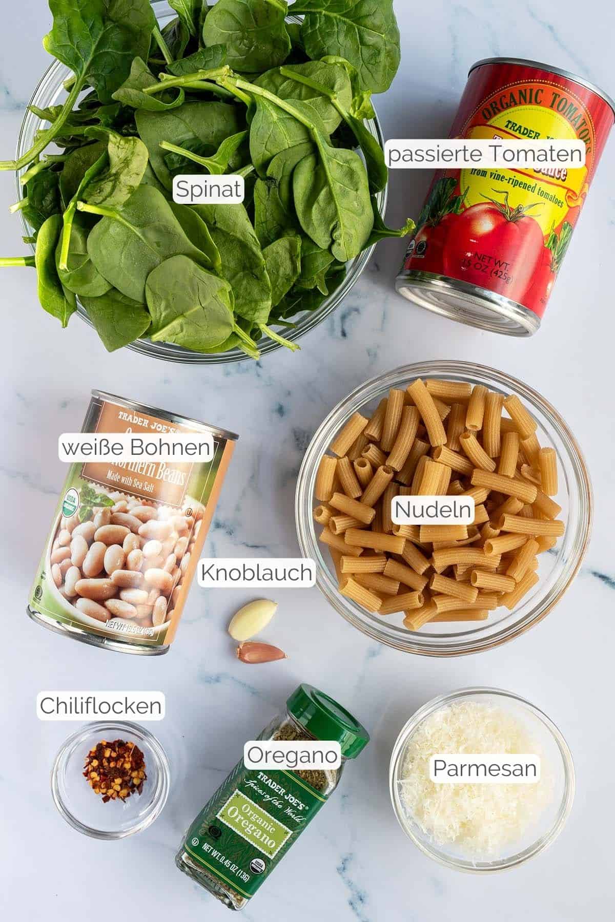 Alle Zutaten mit jeweiligen Textbeschriftungen, die f&uuml;r die Nudeln mit cremiger Tomatensauce gebraucht werden.