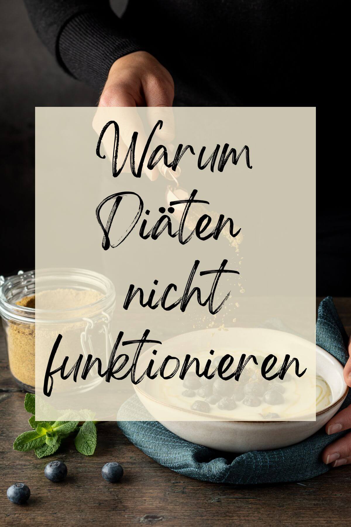 Bild, wo eine Person ein Pulver auf einer Sch&uuml;ssel Joghurt verteilt, davor ein halb transparenter Kasten mit dem Text "Warum Di&auml;ten nicht funktionieren".