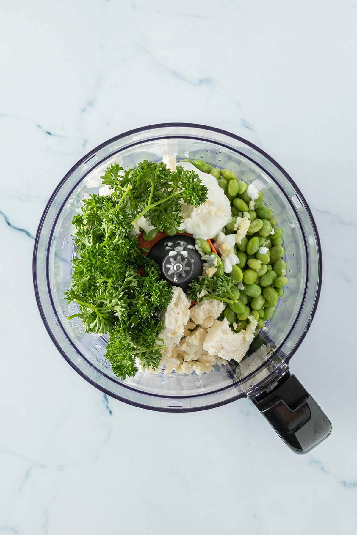 Alle Zutaten f&uuml;r den Edamame Dip in einem Food Processor.