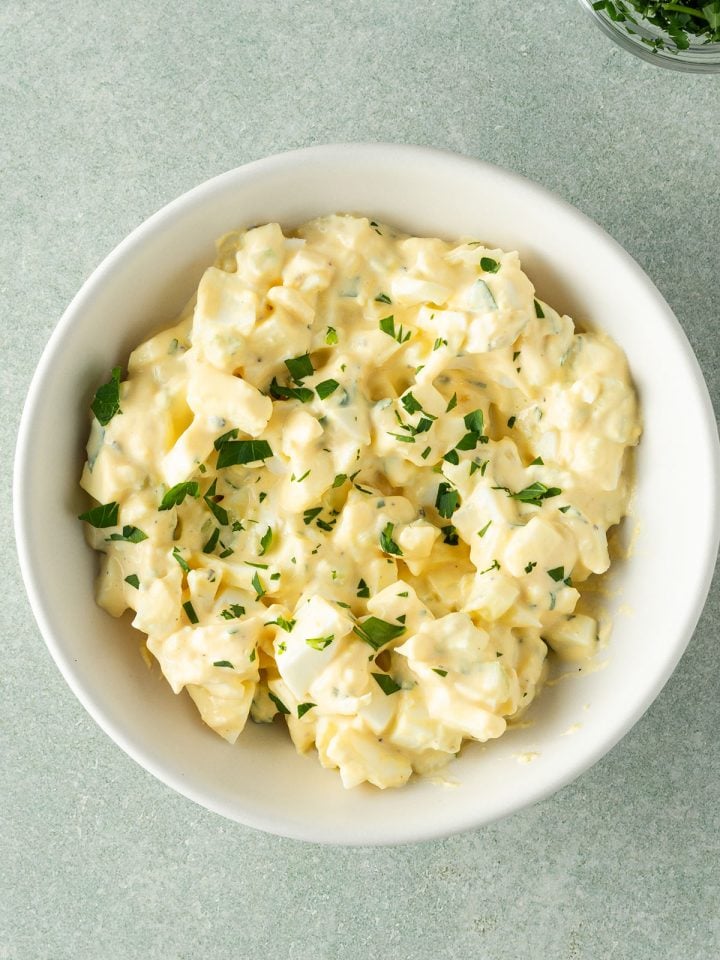 Eiersalat ohne Mayo in einer Sch&uuml;ssel mit Petersilie.