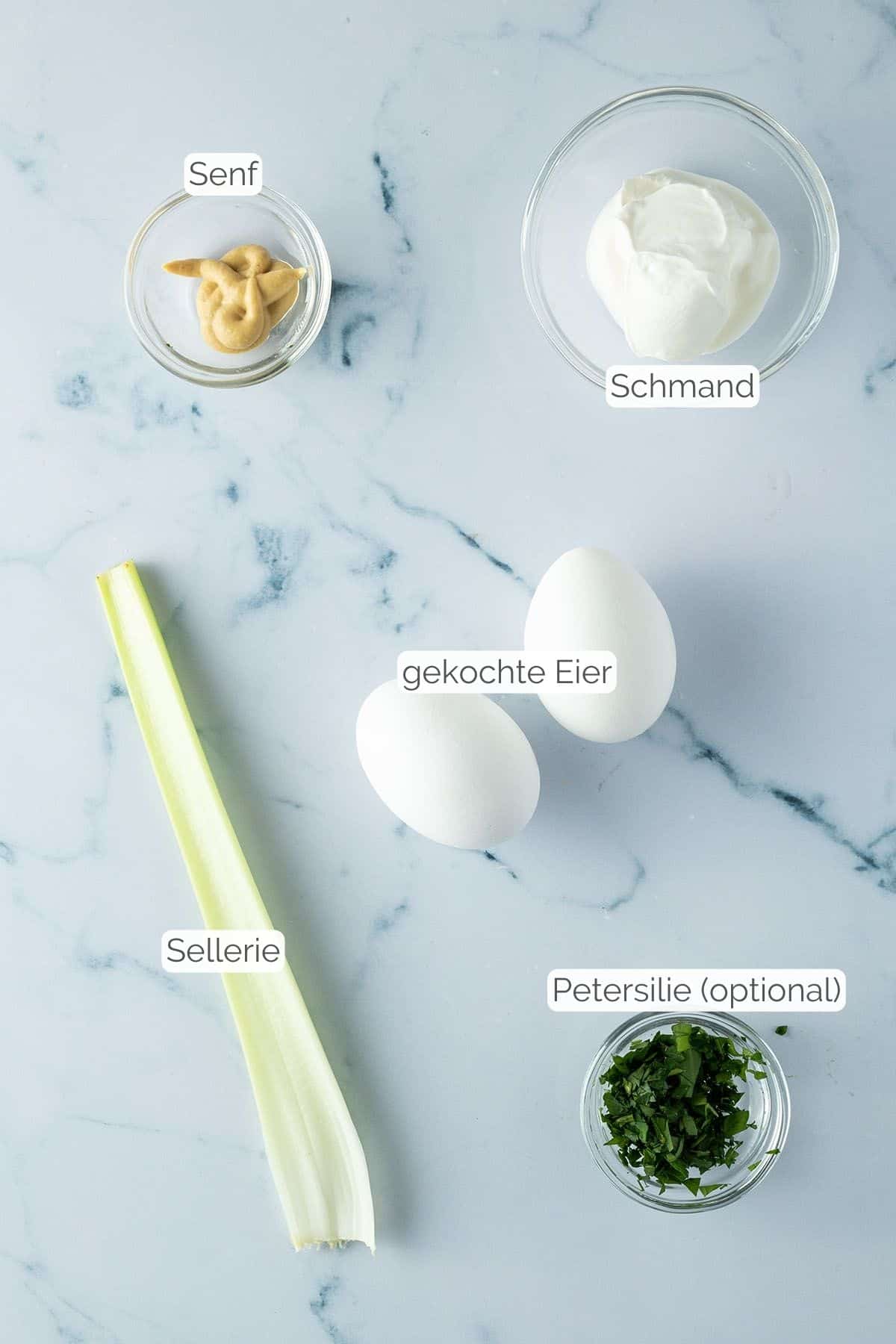 Alle Zutaten, die f&uuml;r den Eiersalat ohne Mayo ben&ouml;tigt werden.